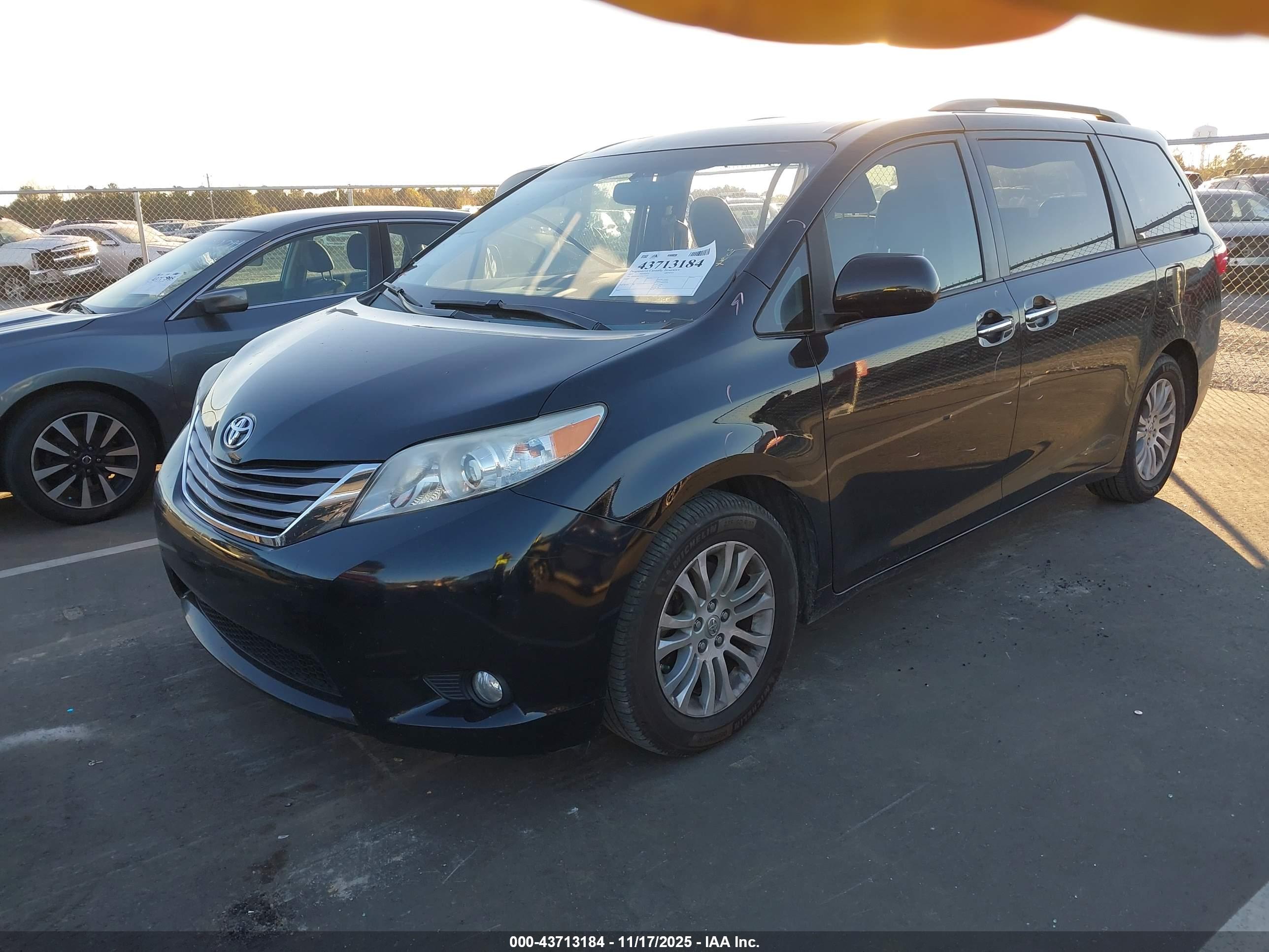 TOYOTA SIENNA image 2