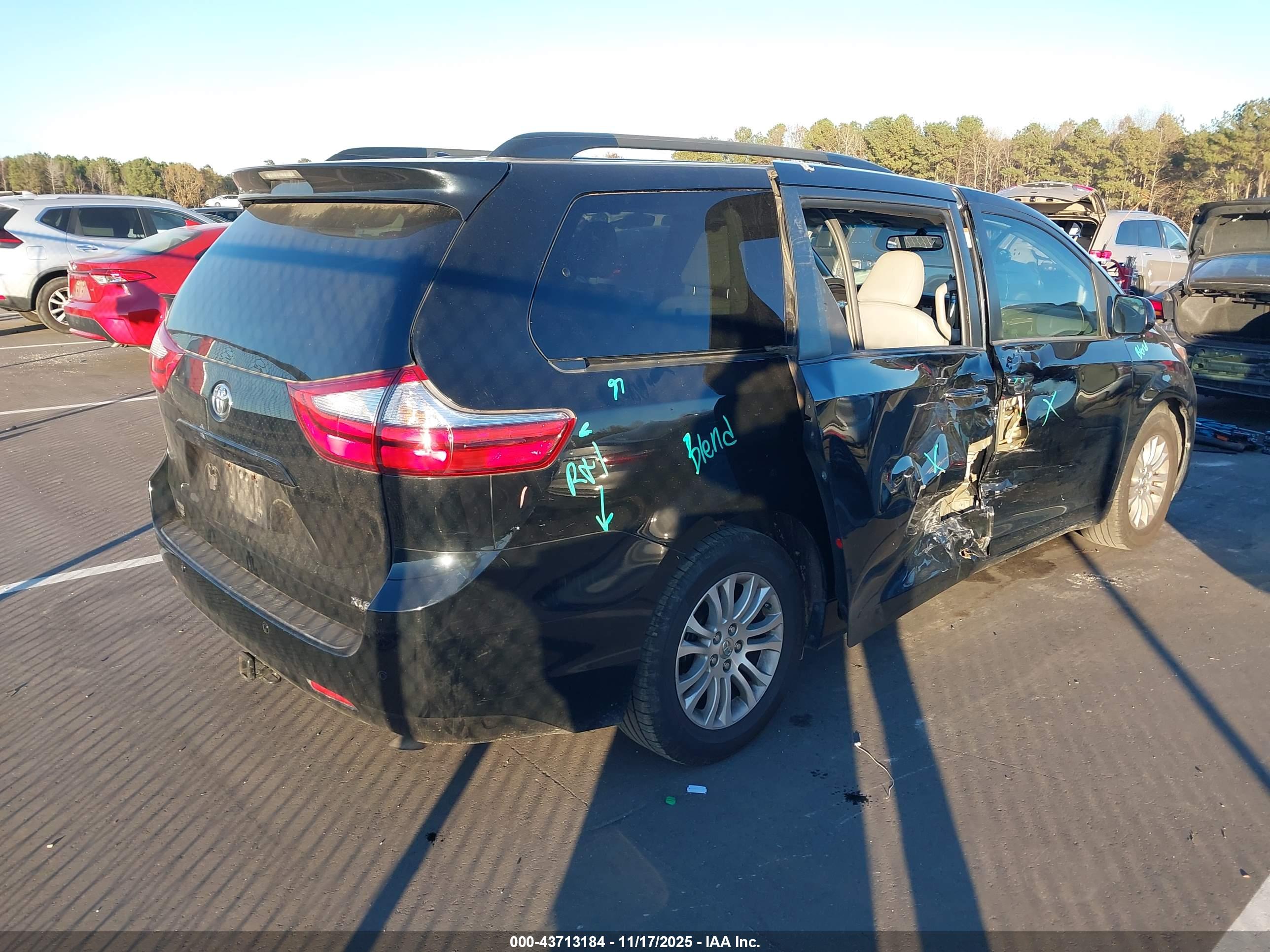 TOYOTA SIENNA image 4