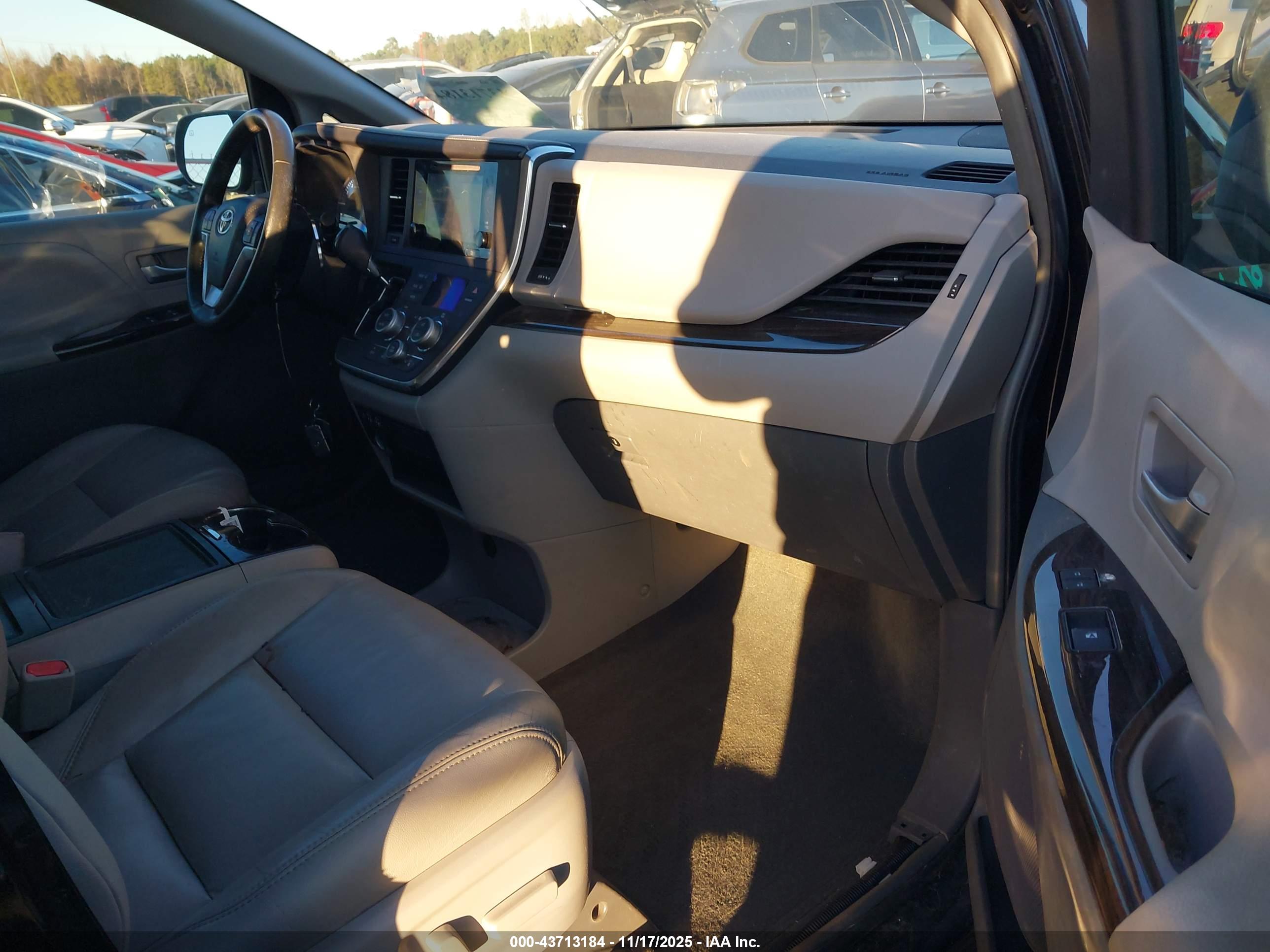 TOYOTA SIENNA image 5