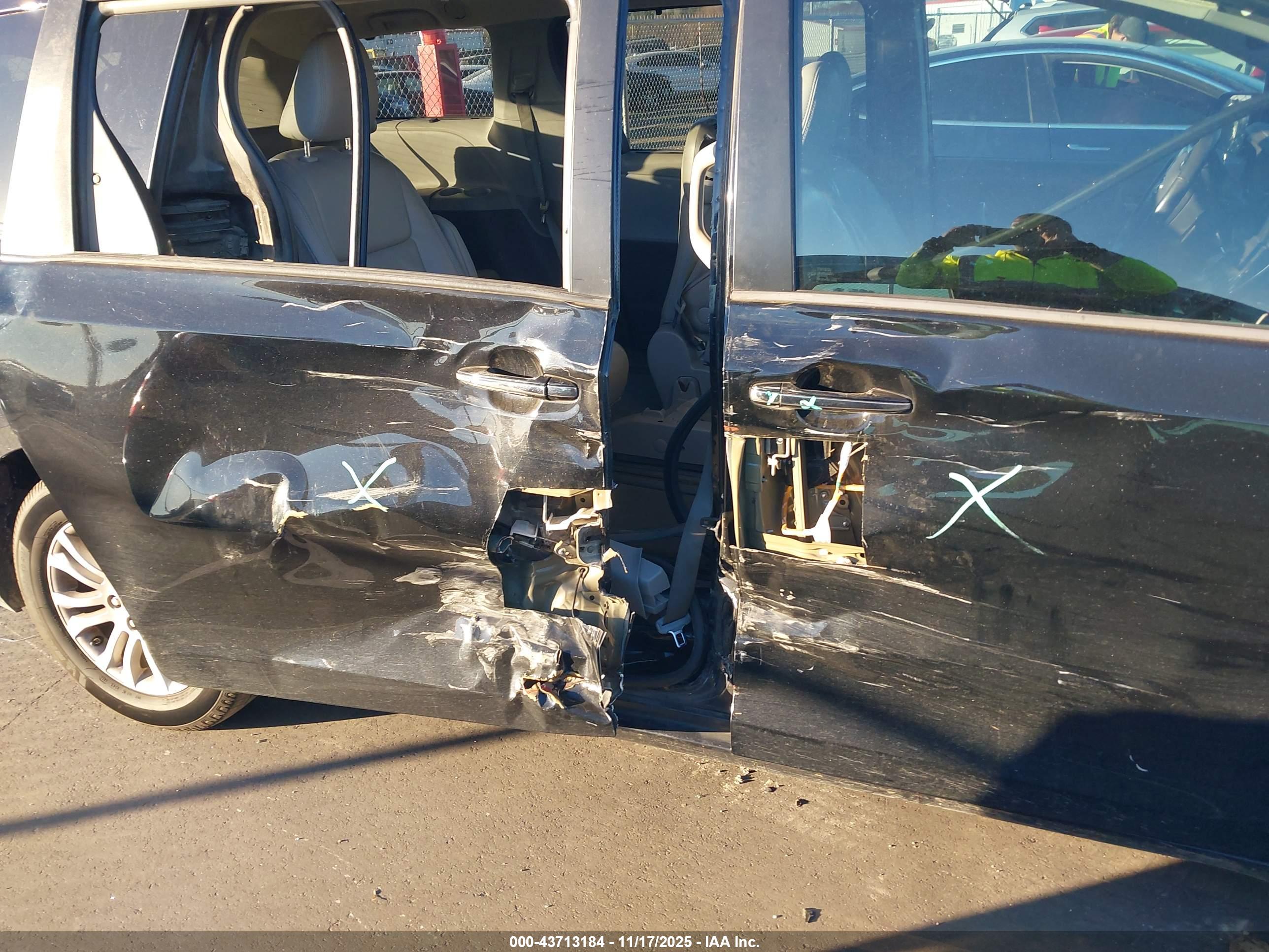 TOYOTA SIENNA image 6