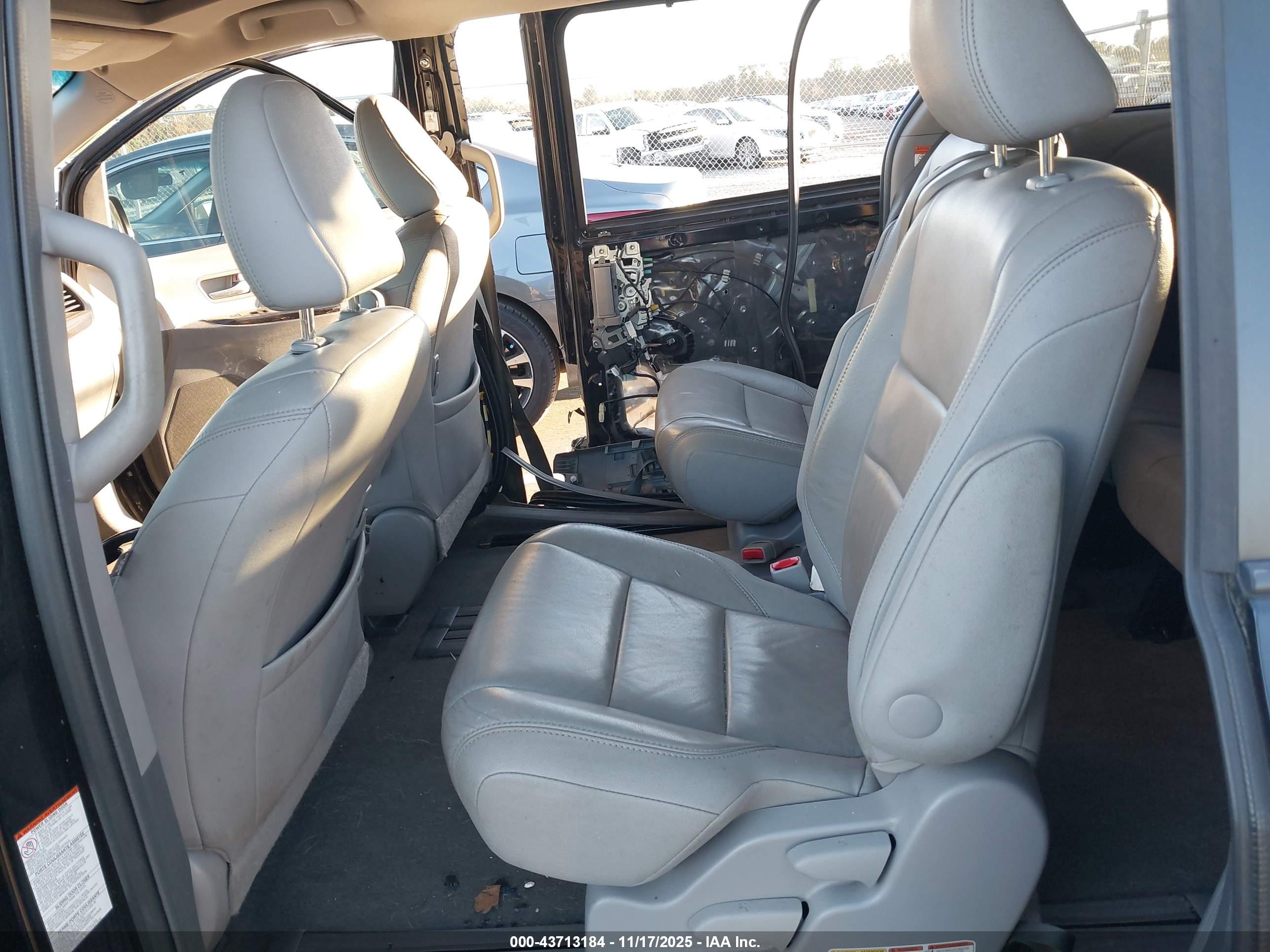 TOYOTA SIENNA image 8