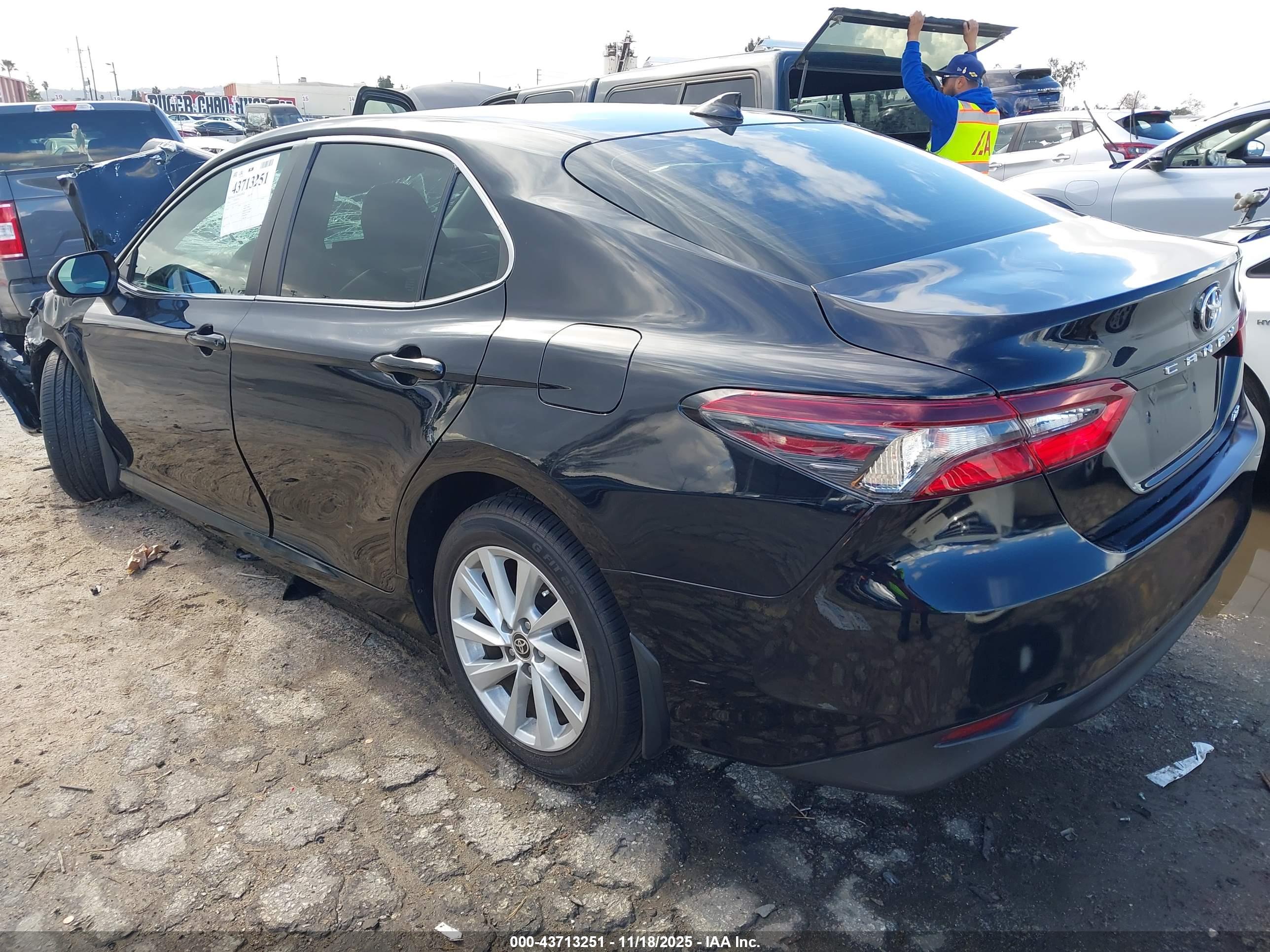 TOYOTA CAMRY image 3