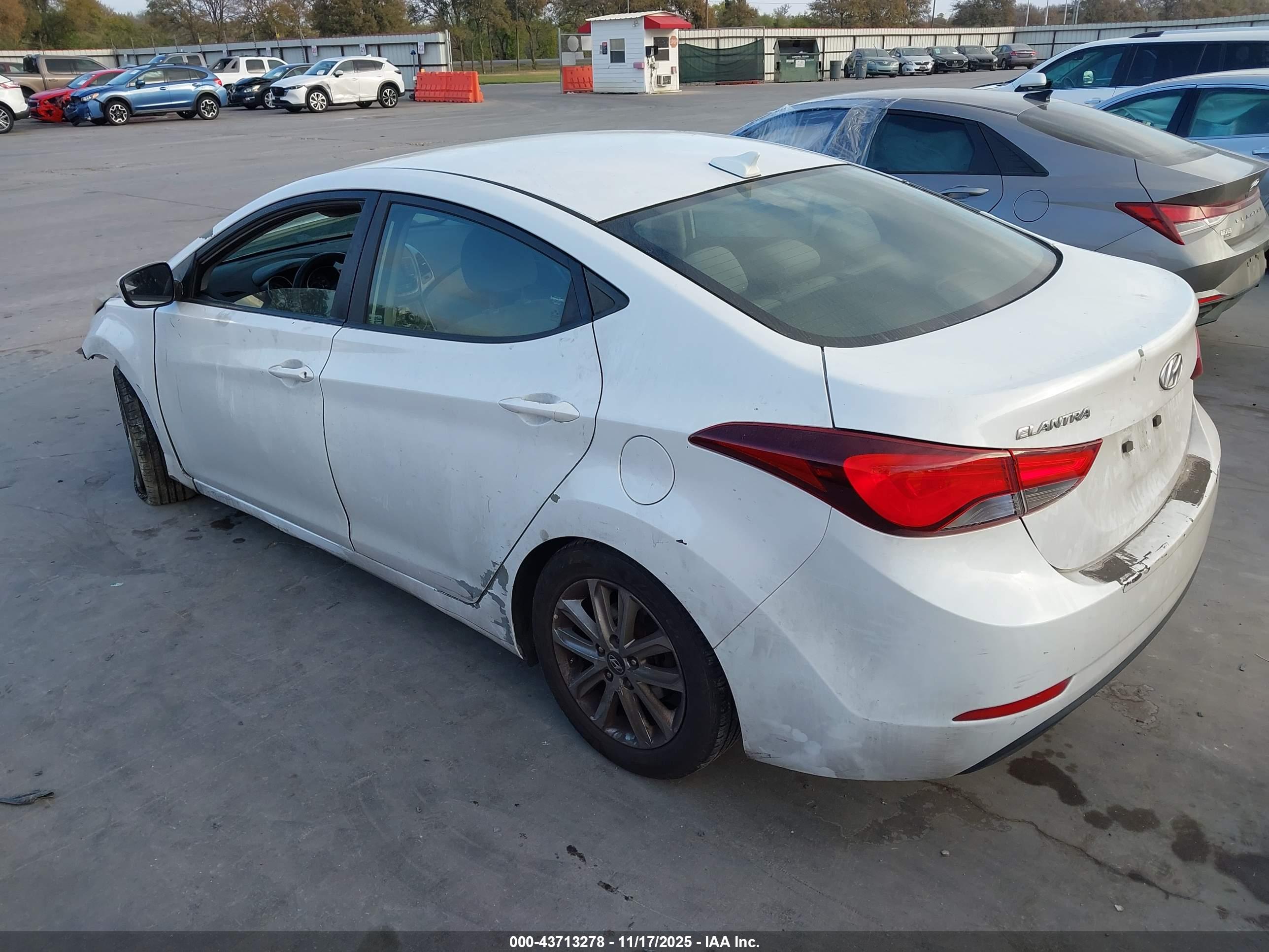 HYUNDAI ELANTRA image 3