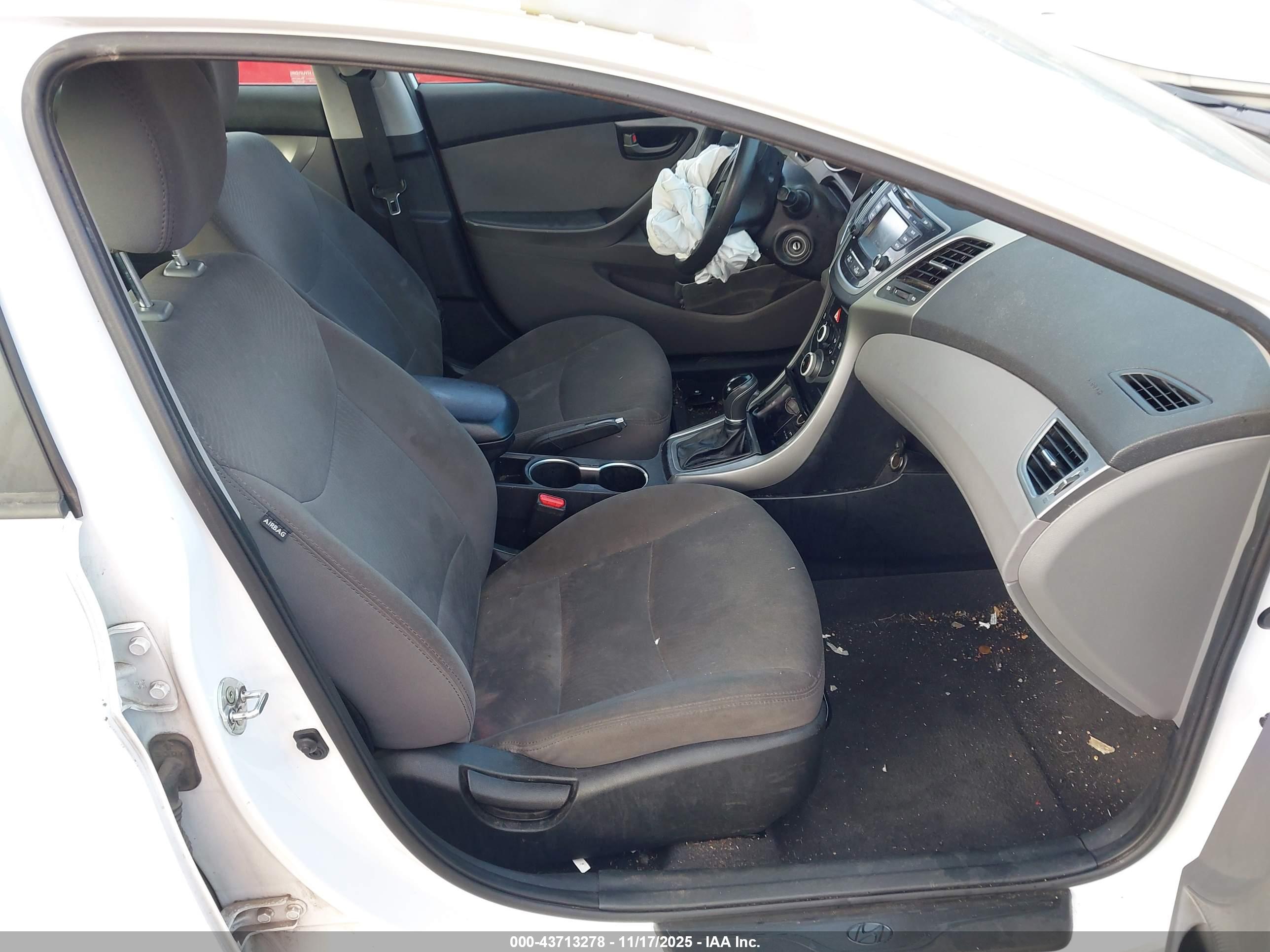 HYUNDAI ELANTRA image 5