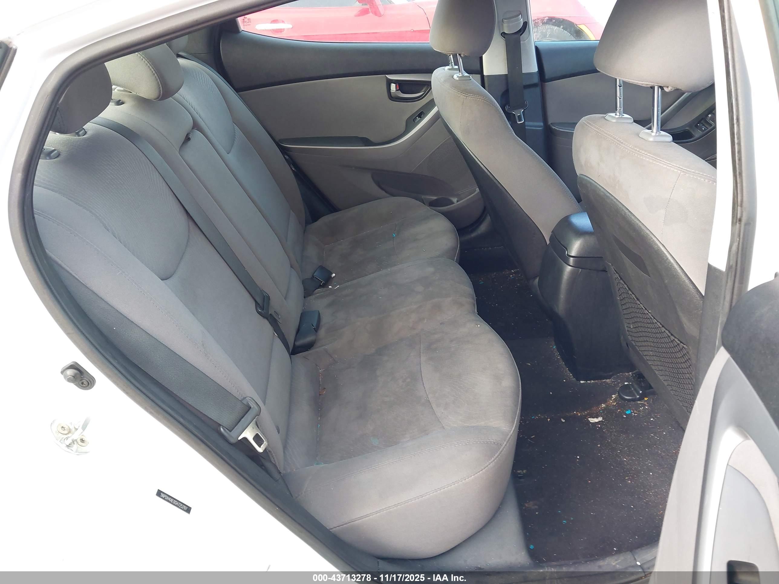 HYUNDAI ELANTRA image 8