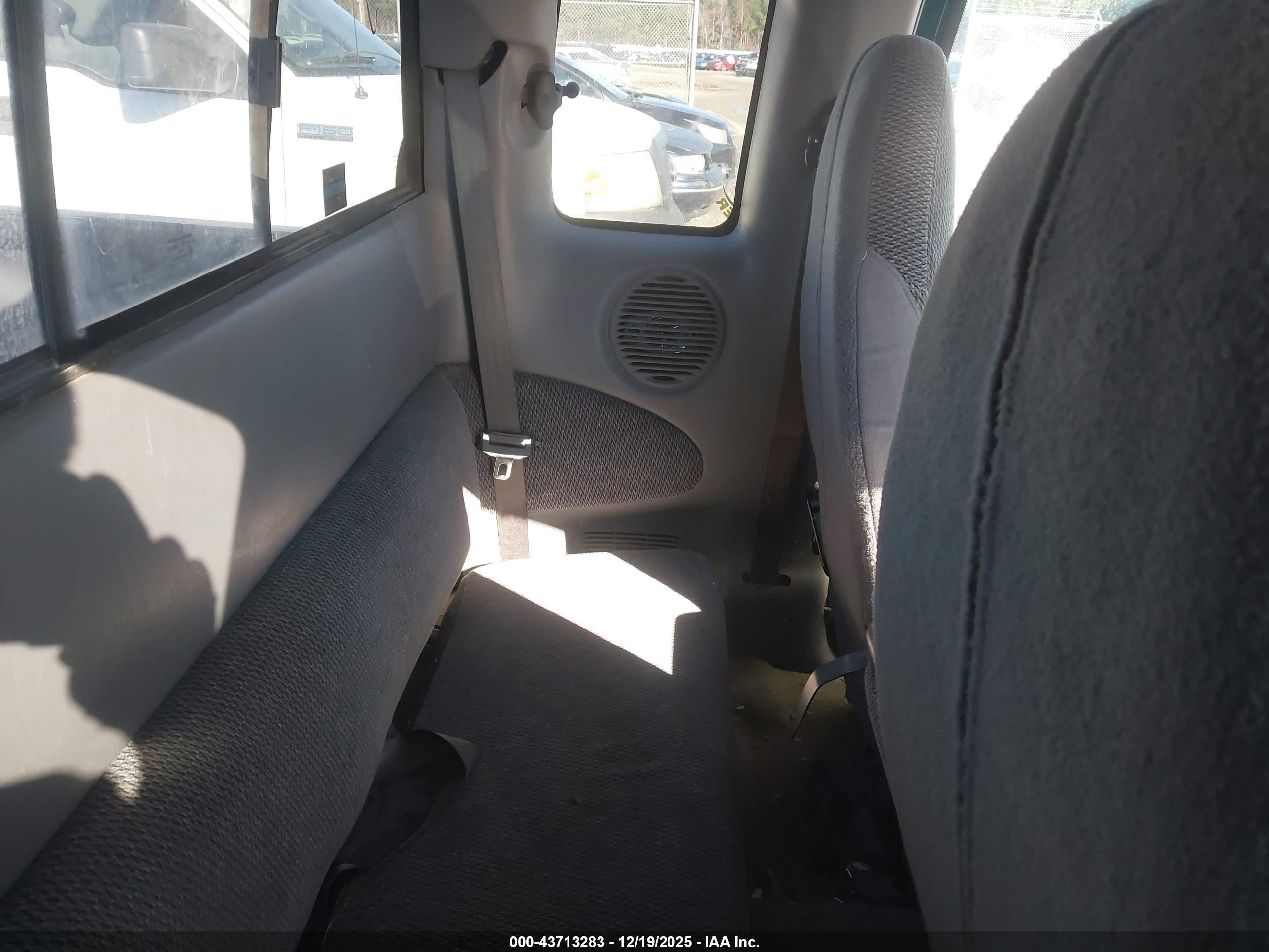 DODGE DAKOTA image 8