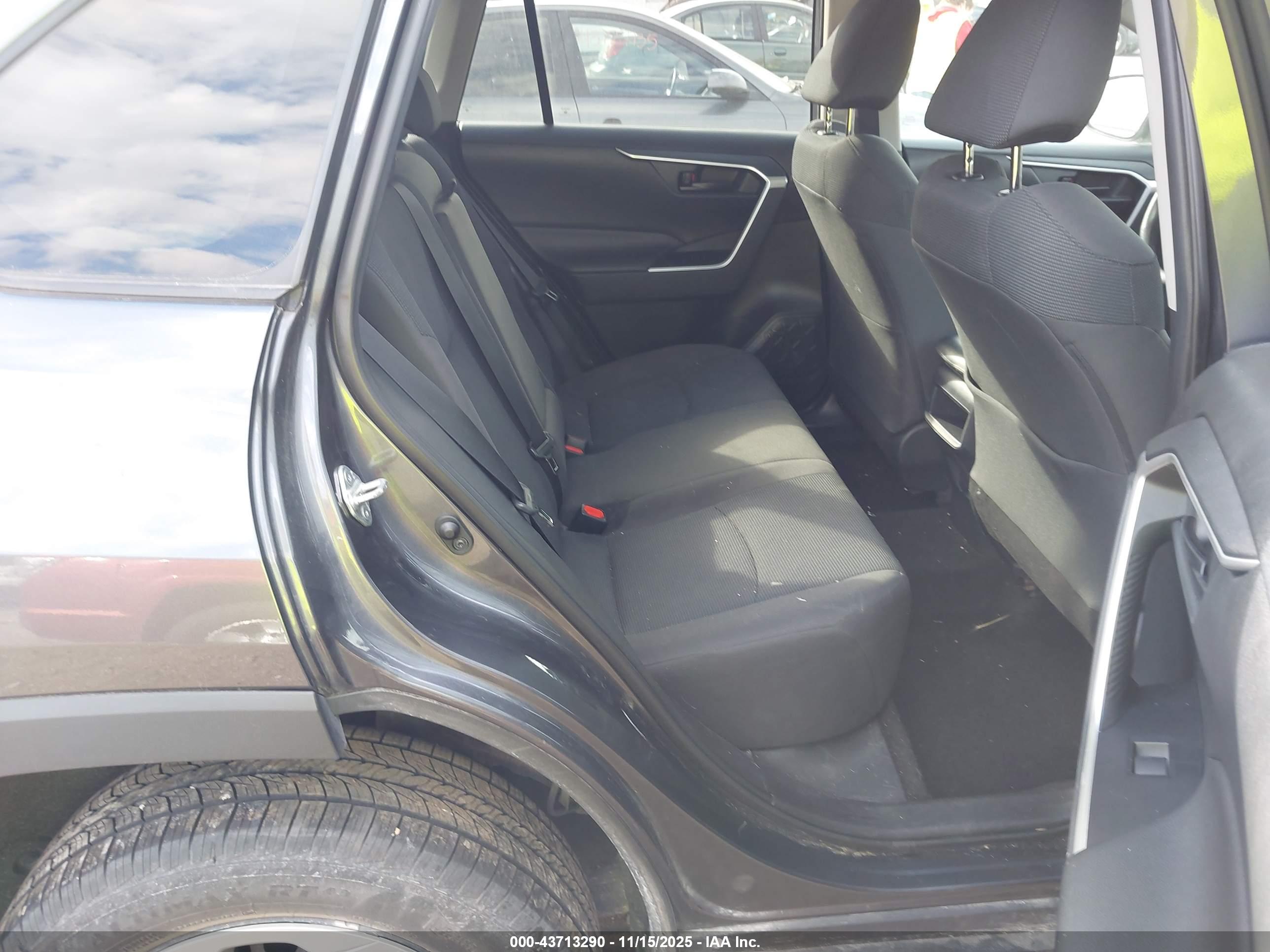 TOYOTA RAV4 image 8