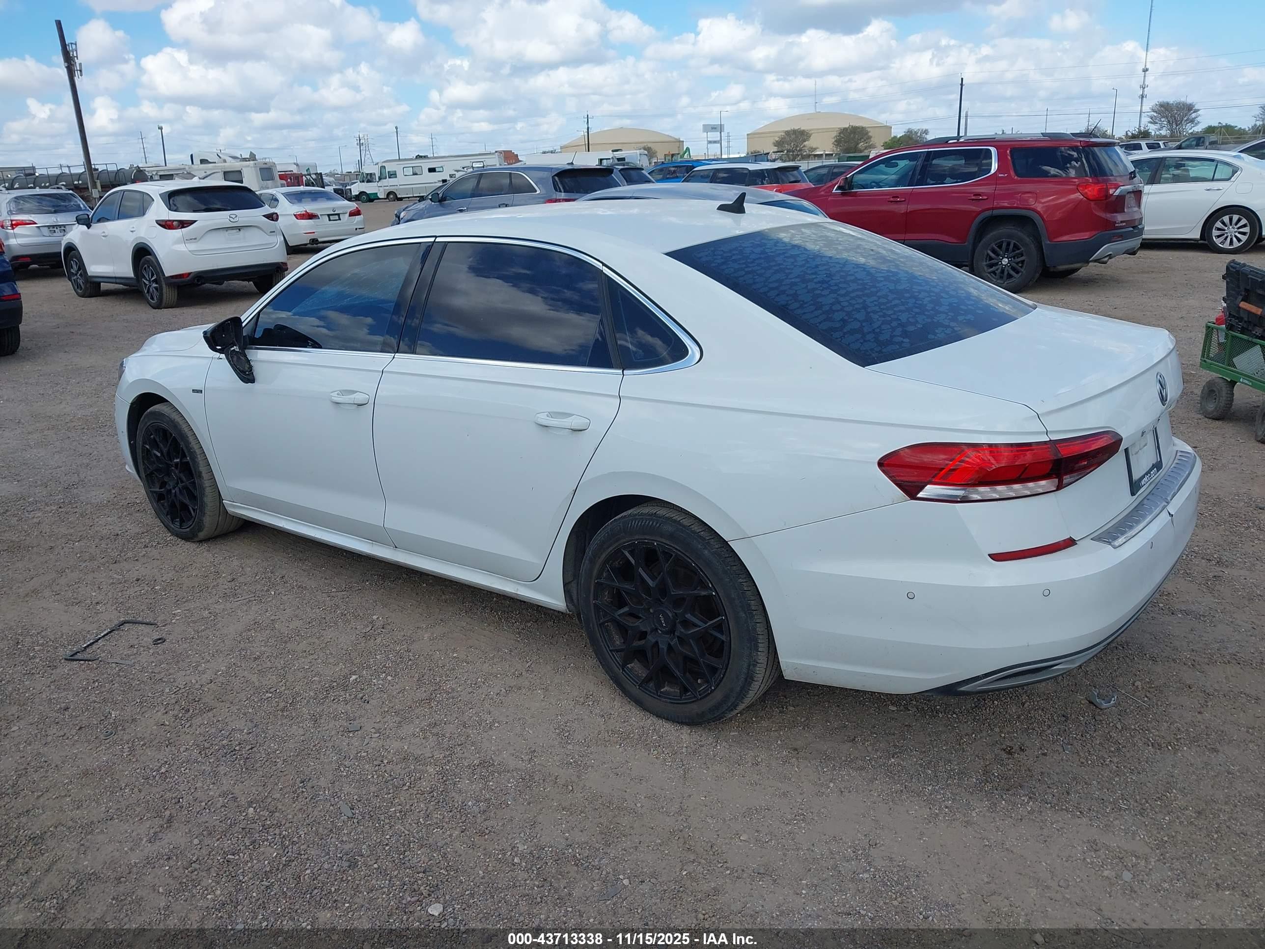 VOLKSWAGEN PASSAT image 3