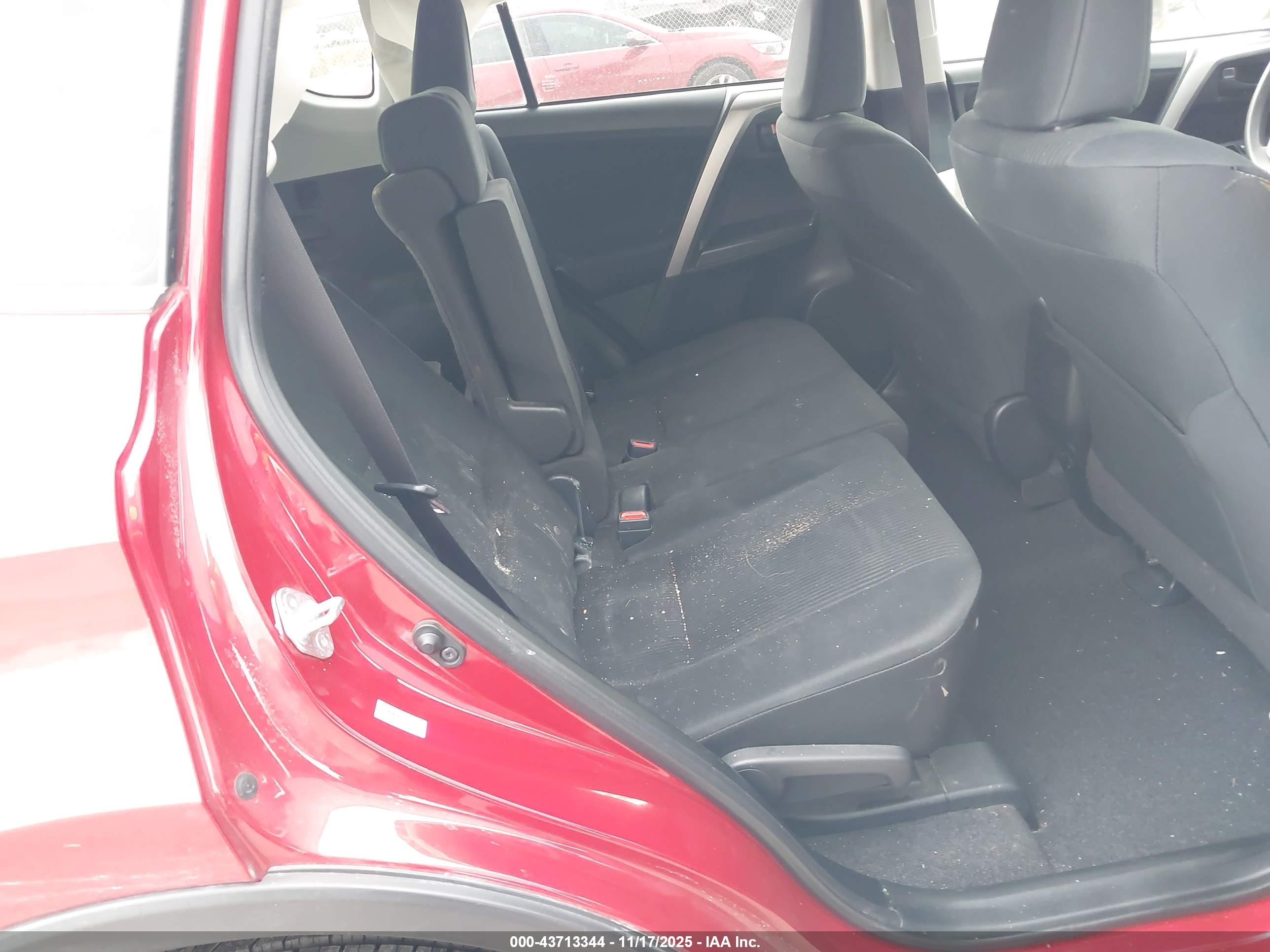 TOYOTA RAV4 image 8