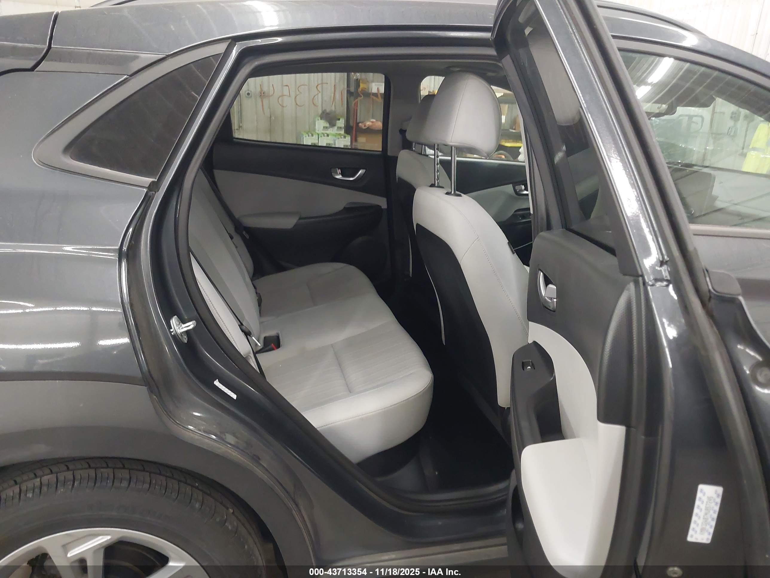 HYUNDAI KONA image 8