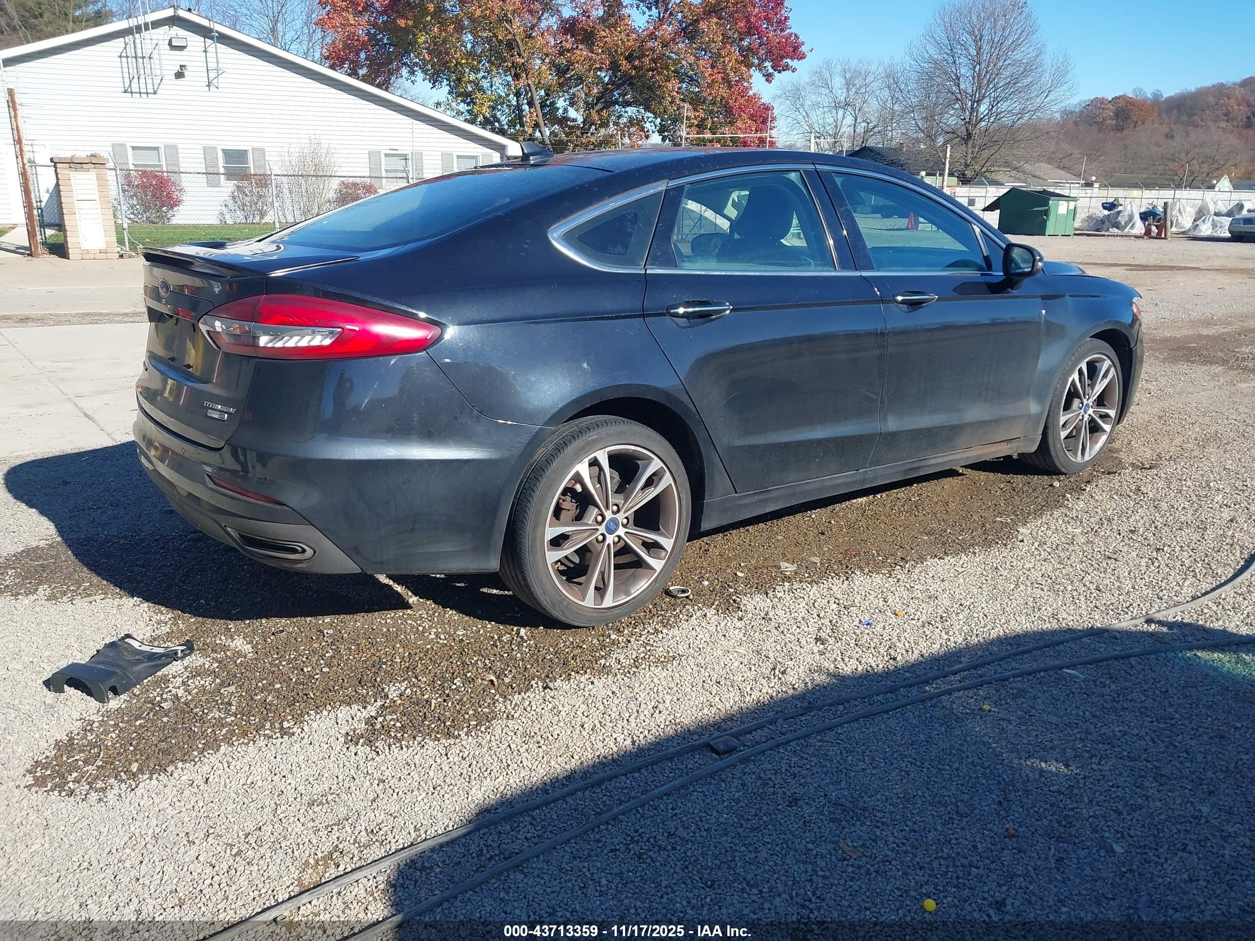 FORD FUSION image 4