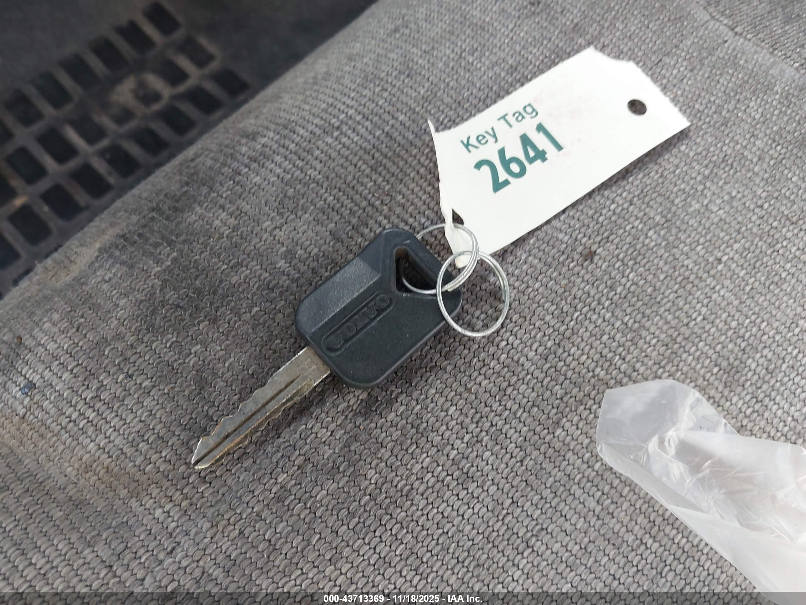 VOLVO VN image 11