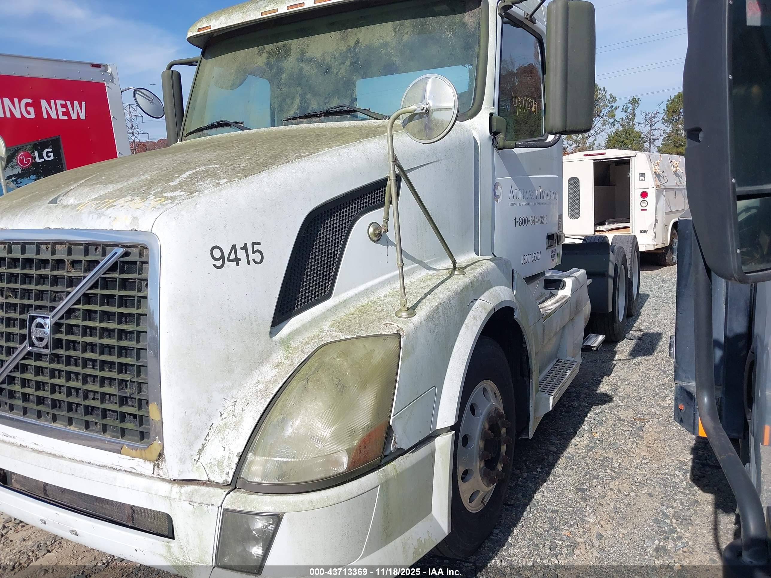 VOLVO VN image 2