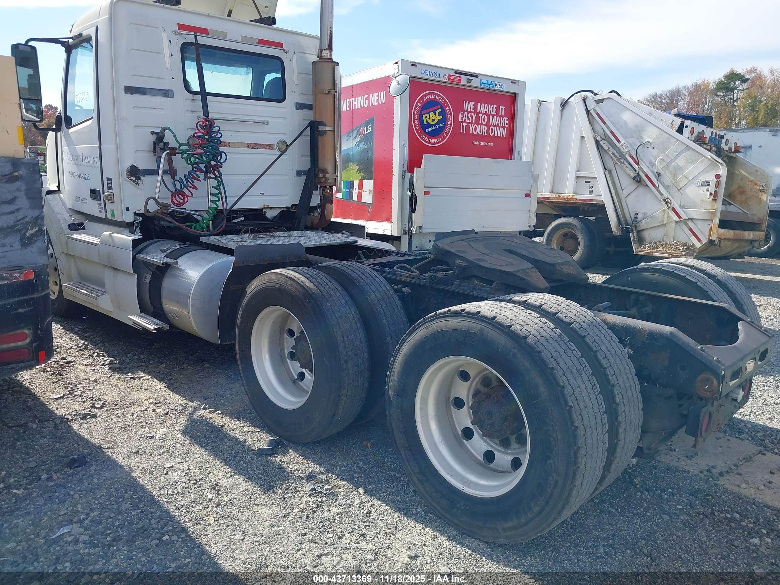 VOLVO VN image 3