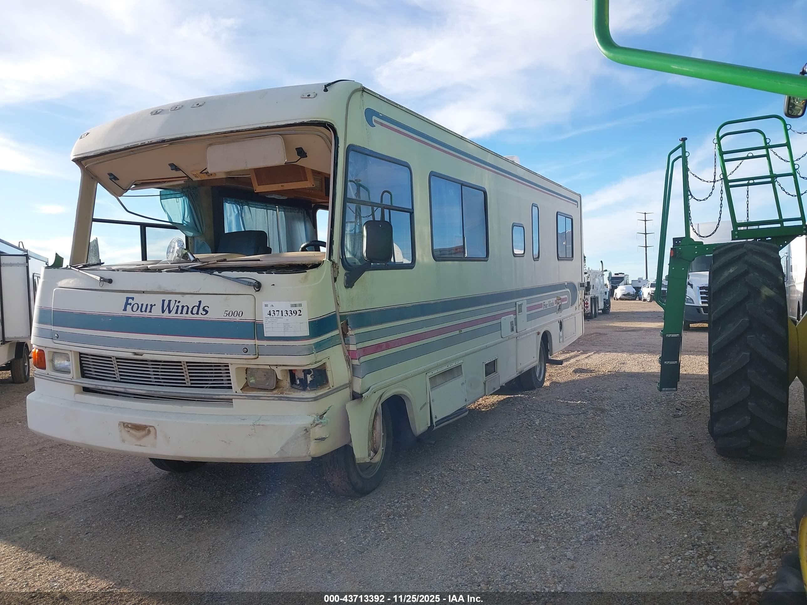 CHEVROLET P30 image 2