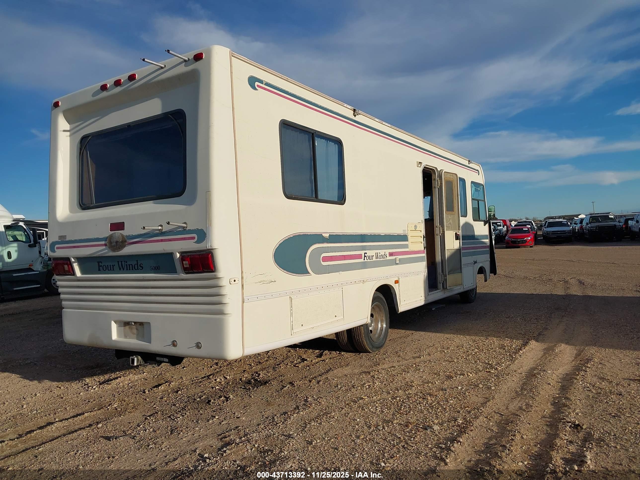 CHEVROLET P30 image 4