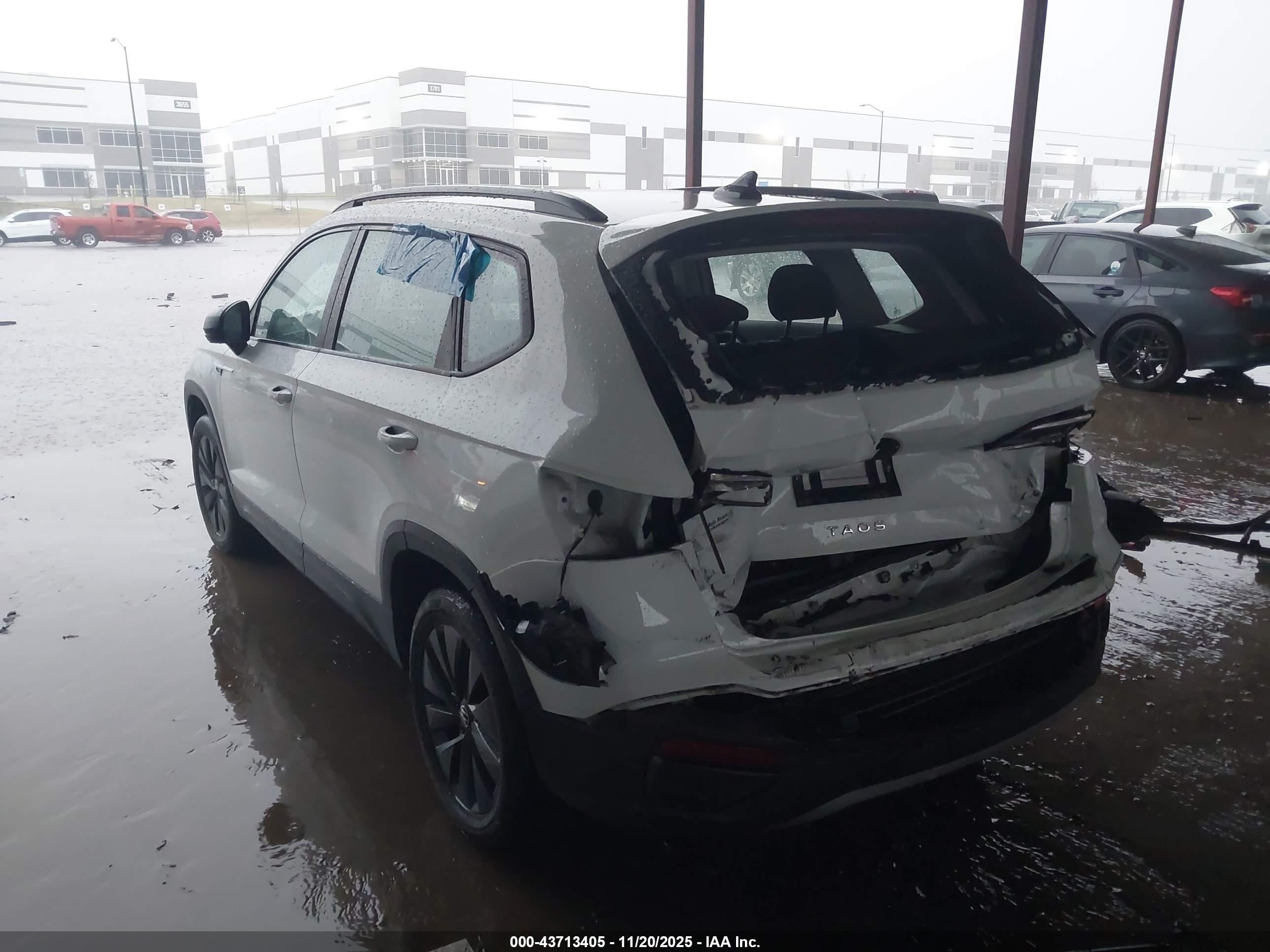 VOLKSWAGEN TAOS image 3