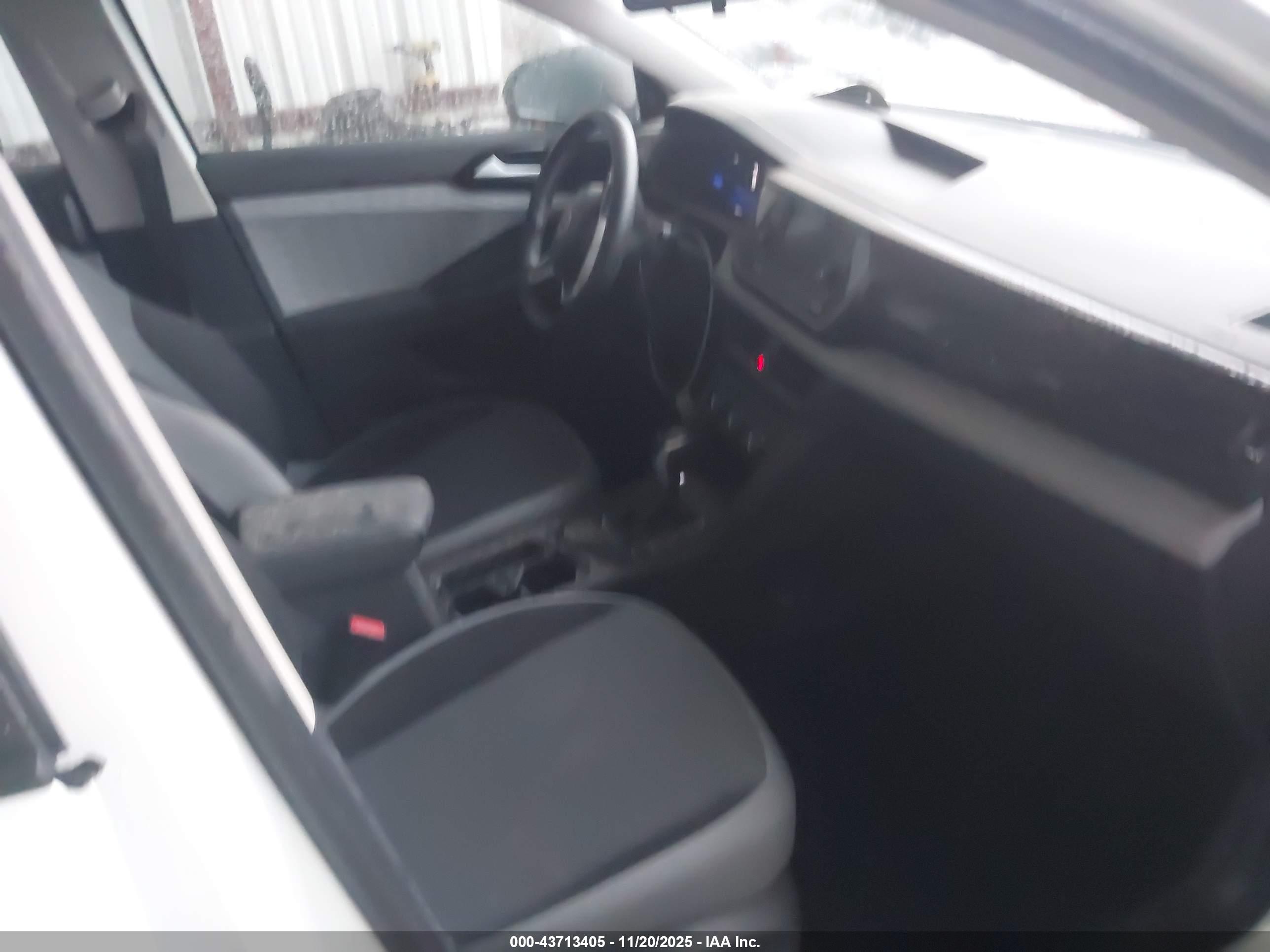 VOLKSWAGEN TAOS image 5