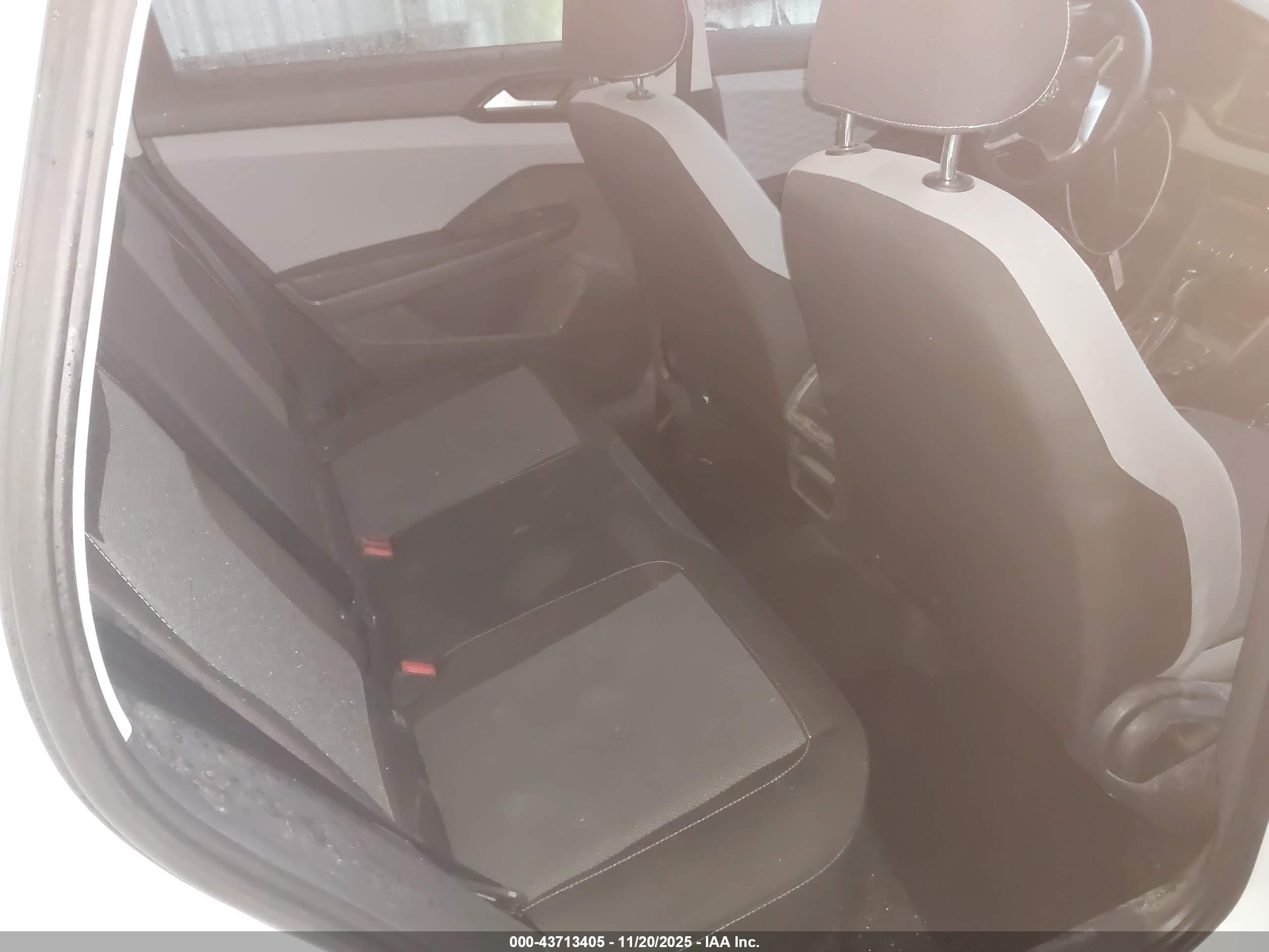 VOLKSWAGEN TAOS image 8