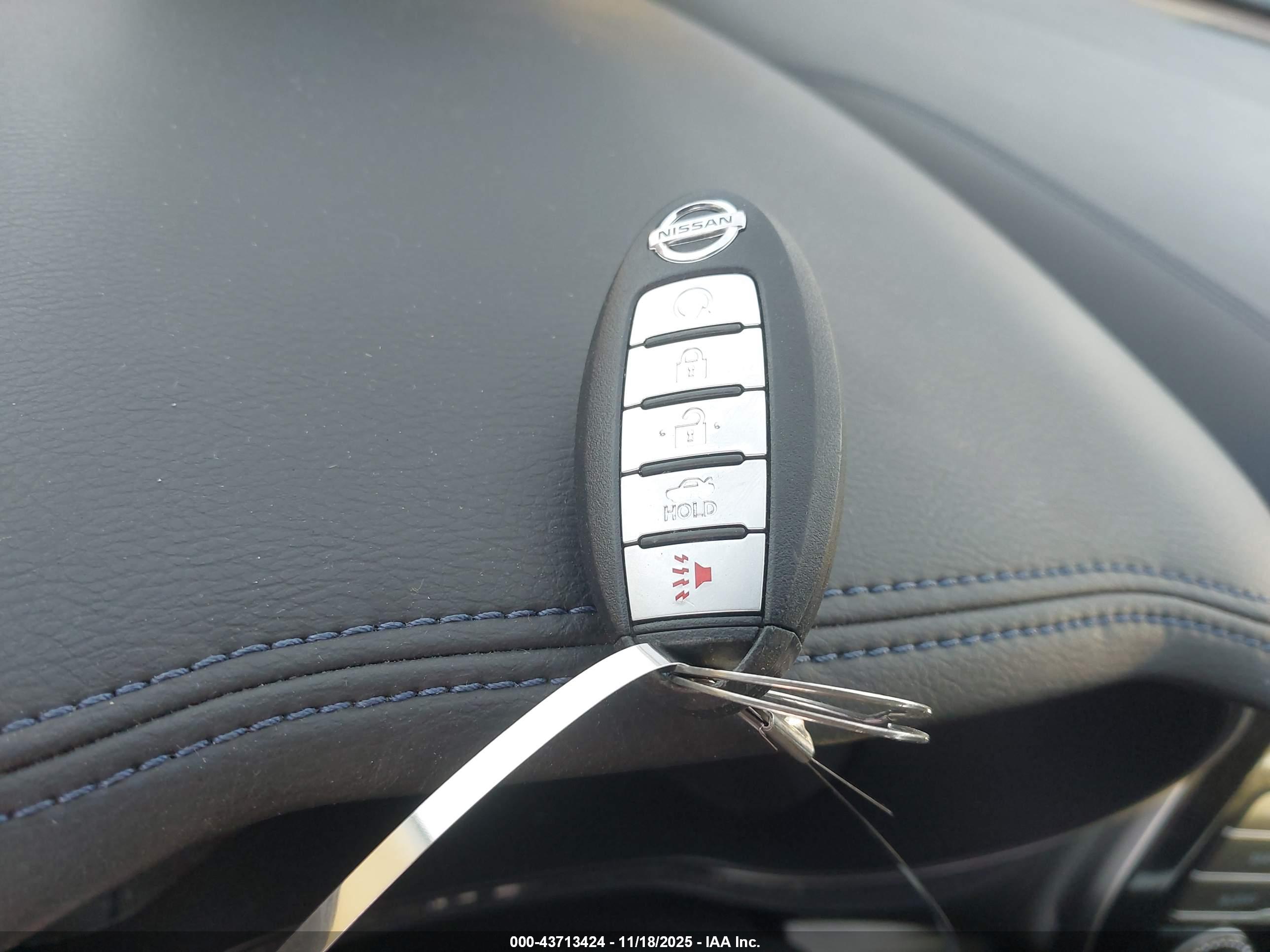 NISSAN MAXIMA image 11