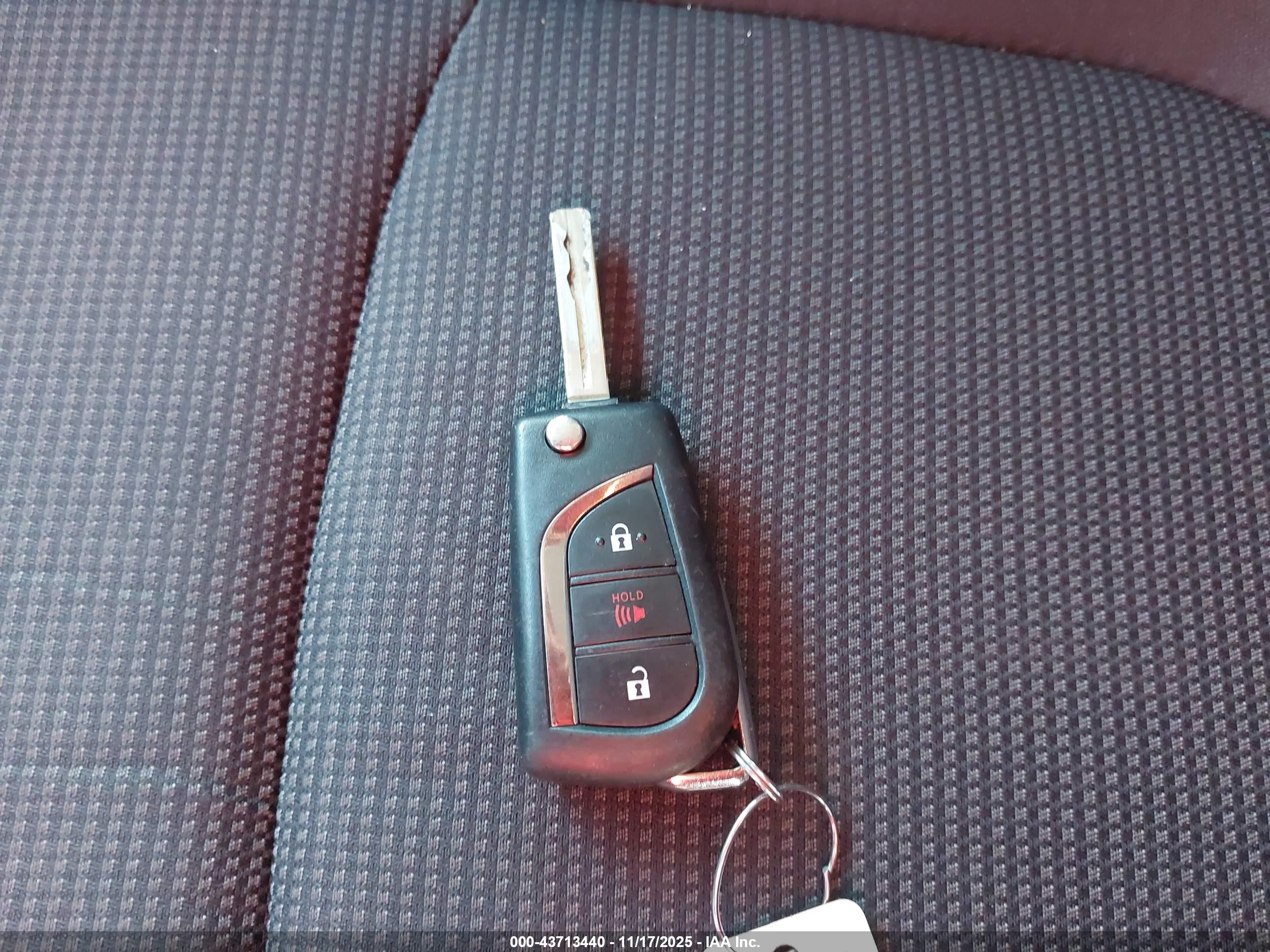 TOYOTA RAV4 image 11