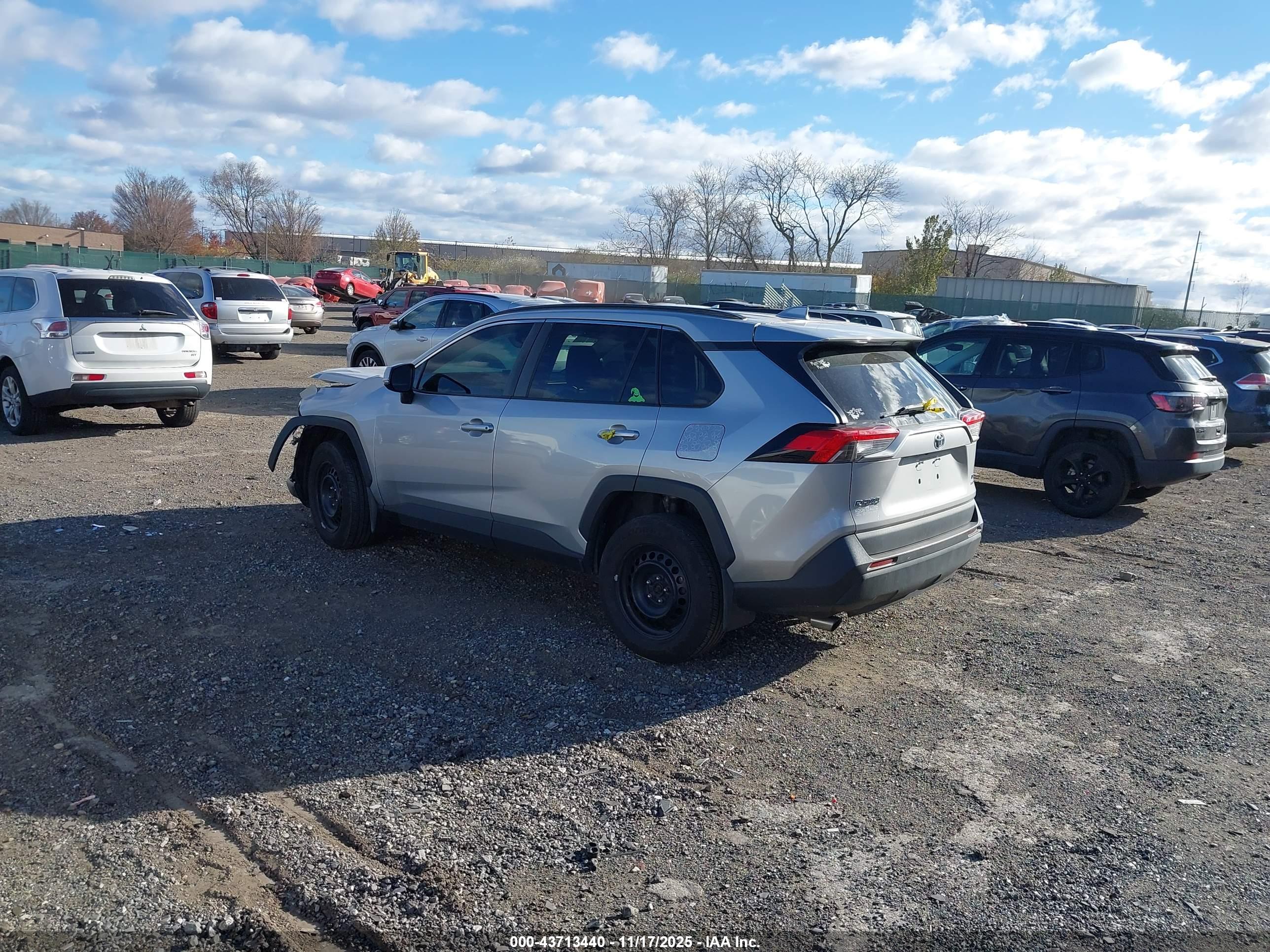 TOYOTA RAV4 image 3