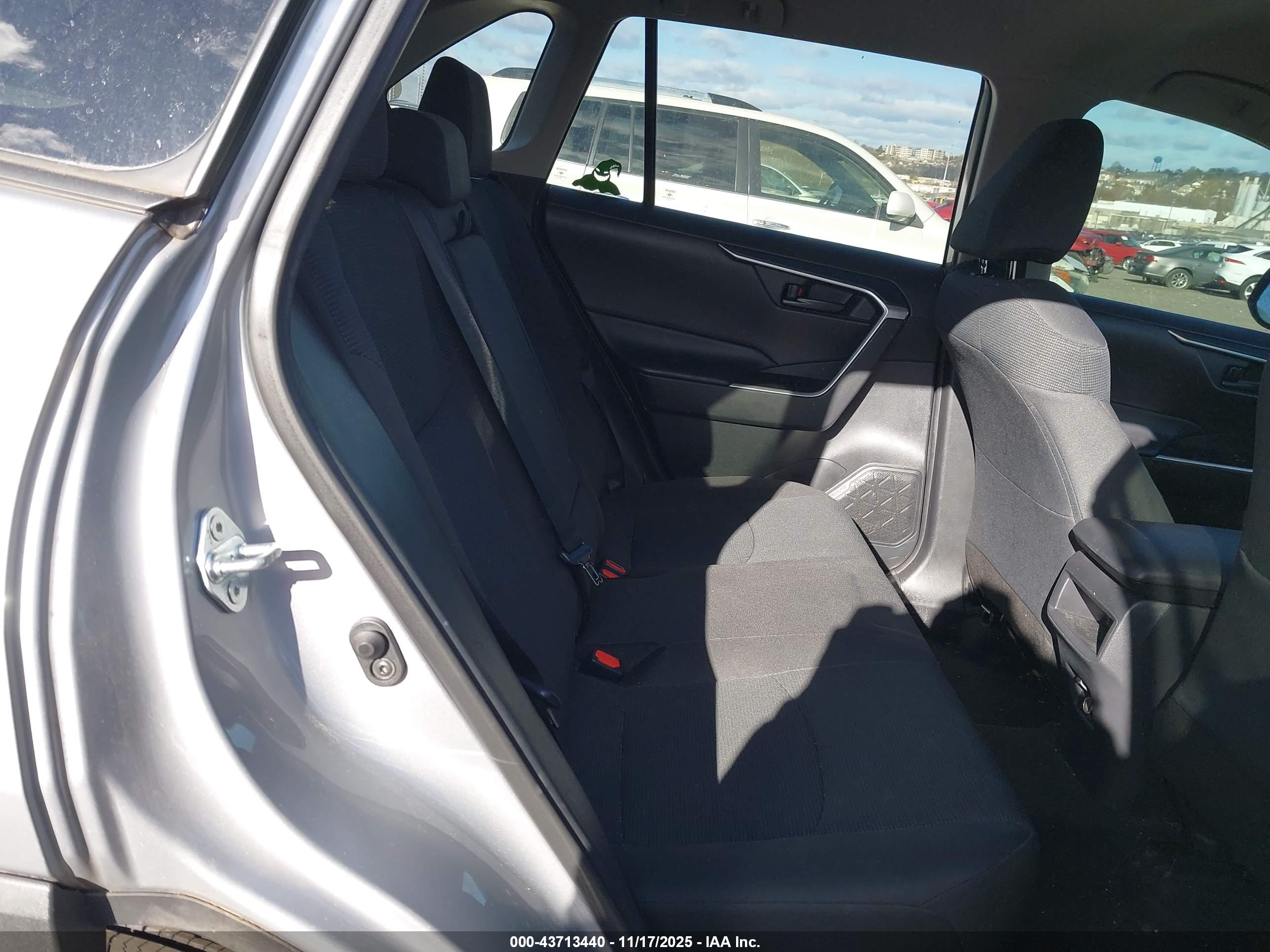 TOYOTA RAV4 image 8