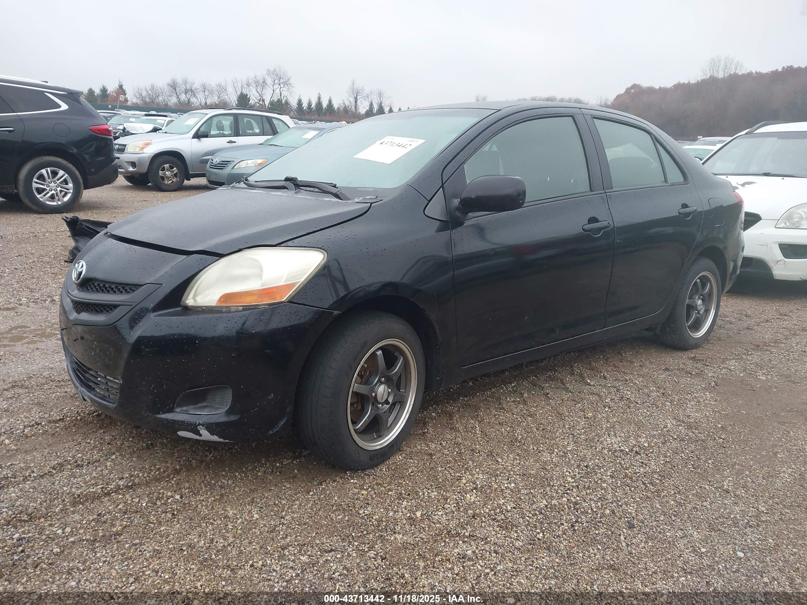 TOYOTA YARIS image 2