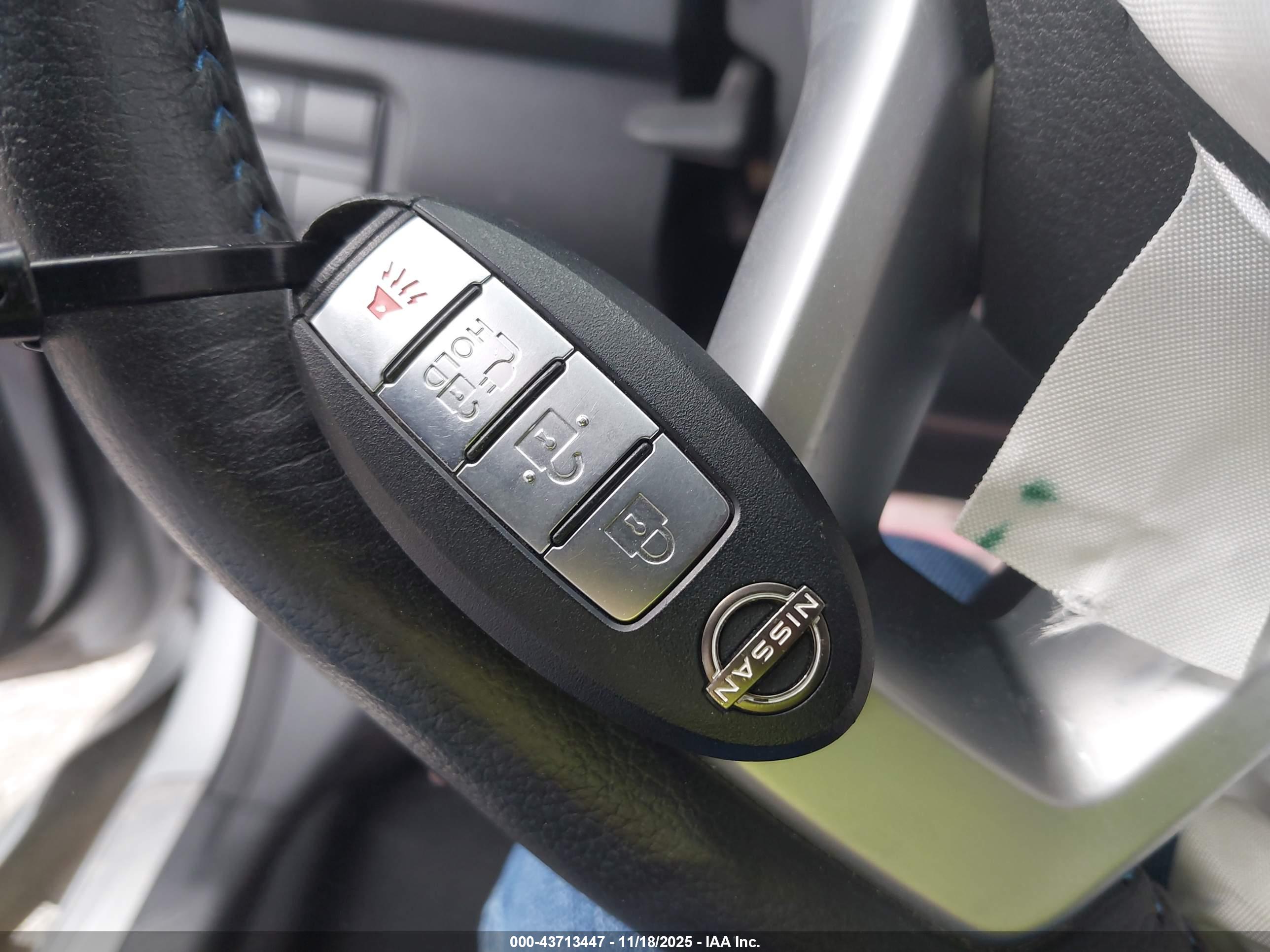 NISSAN LEAF image 11