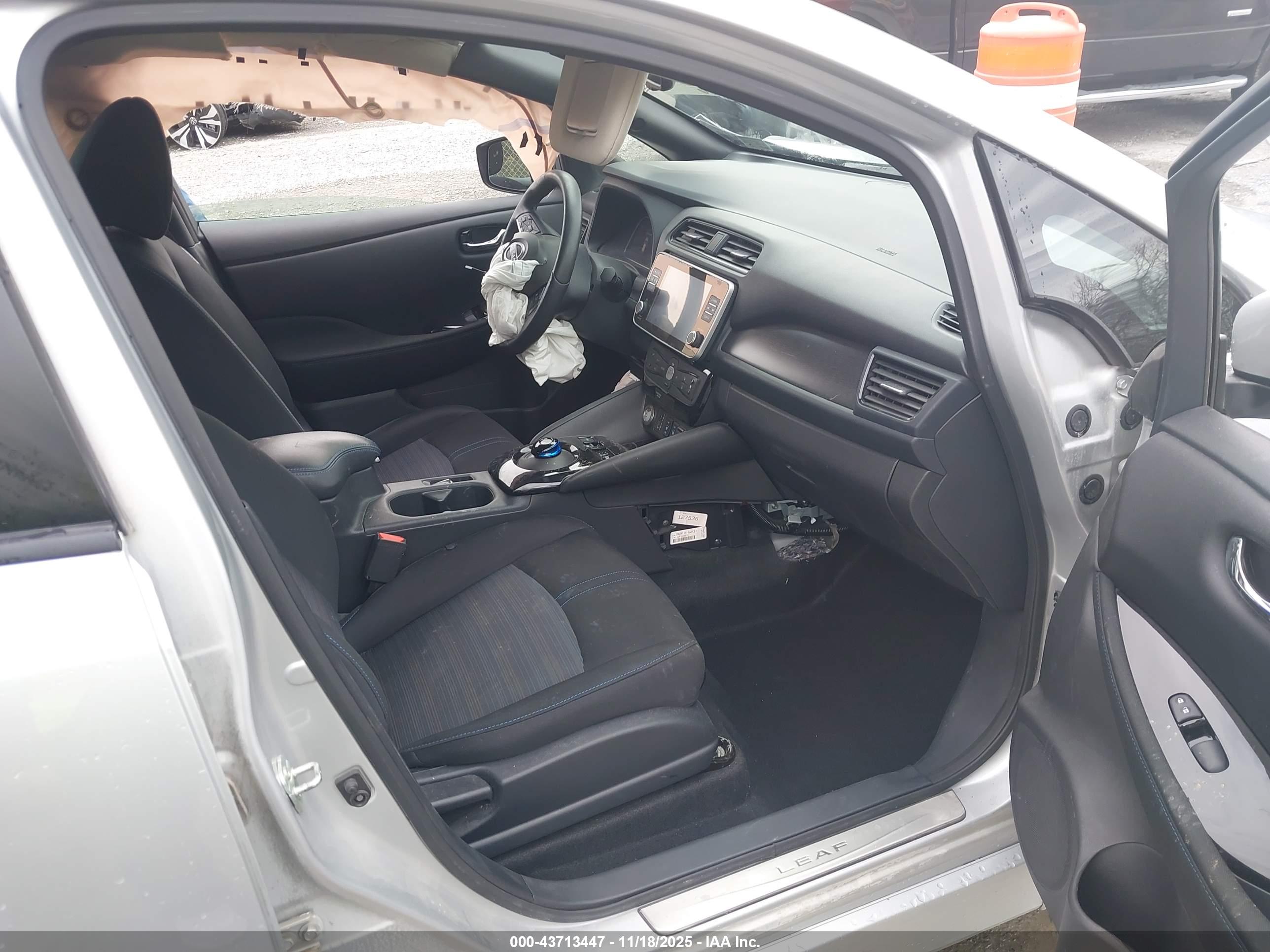 NISSAN LEAF image 5
