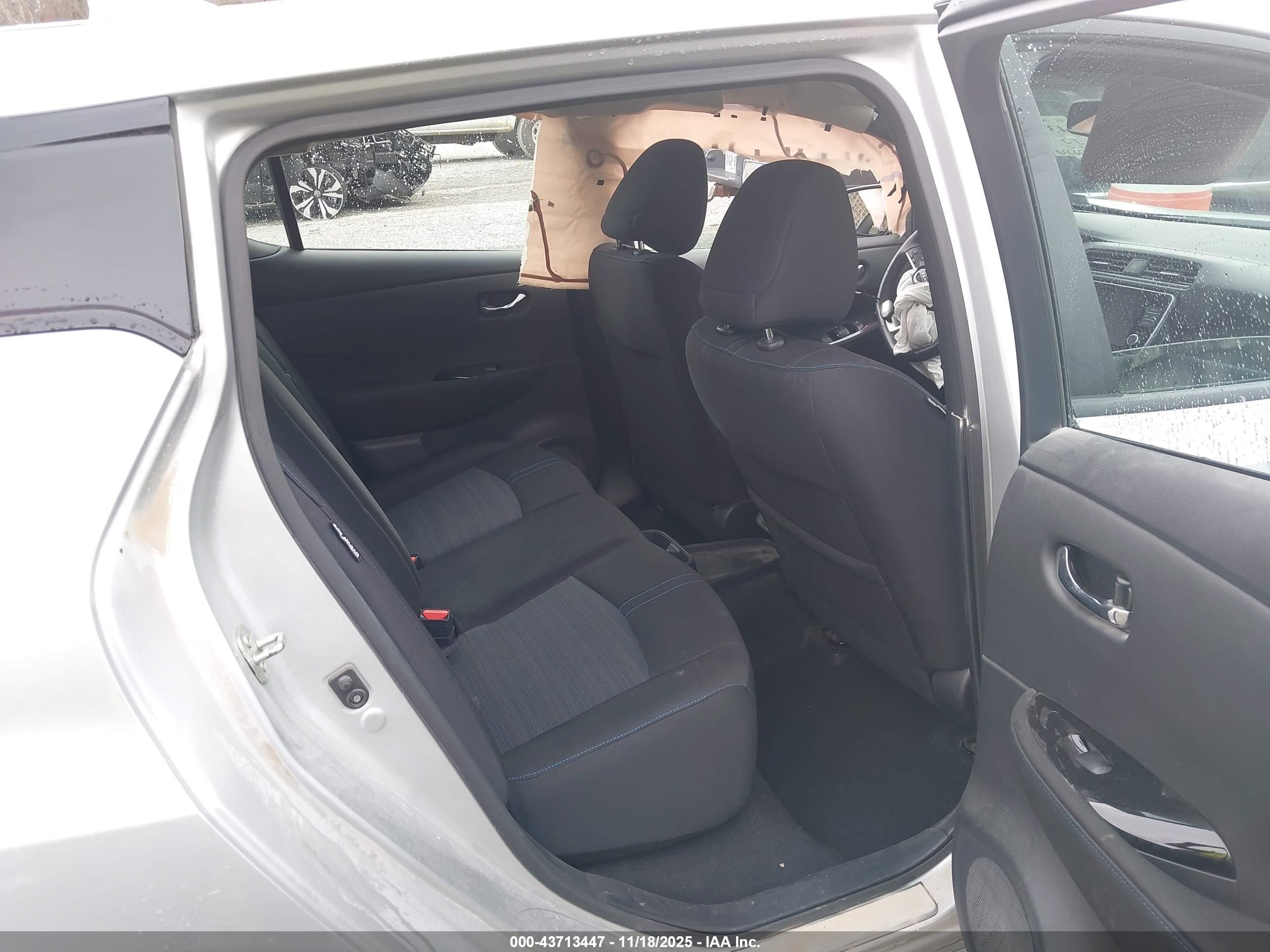 NISSAN LEAF image 8