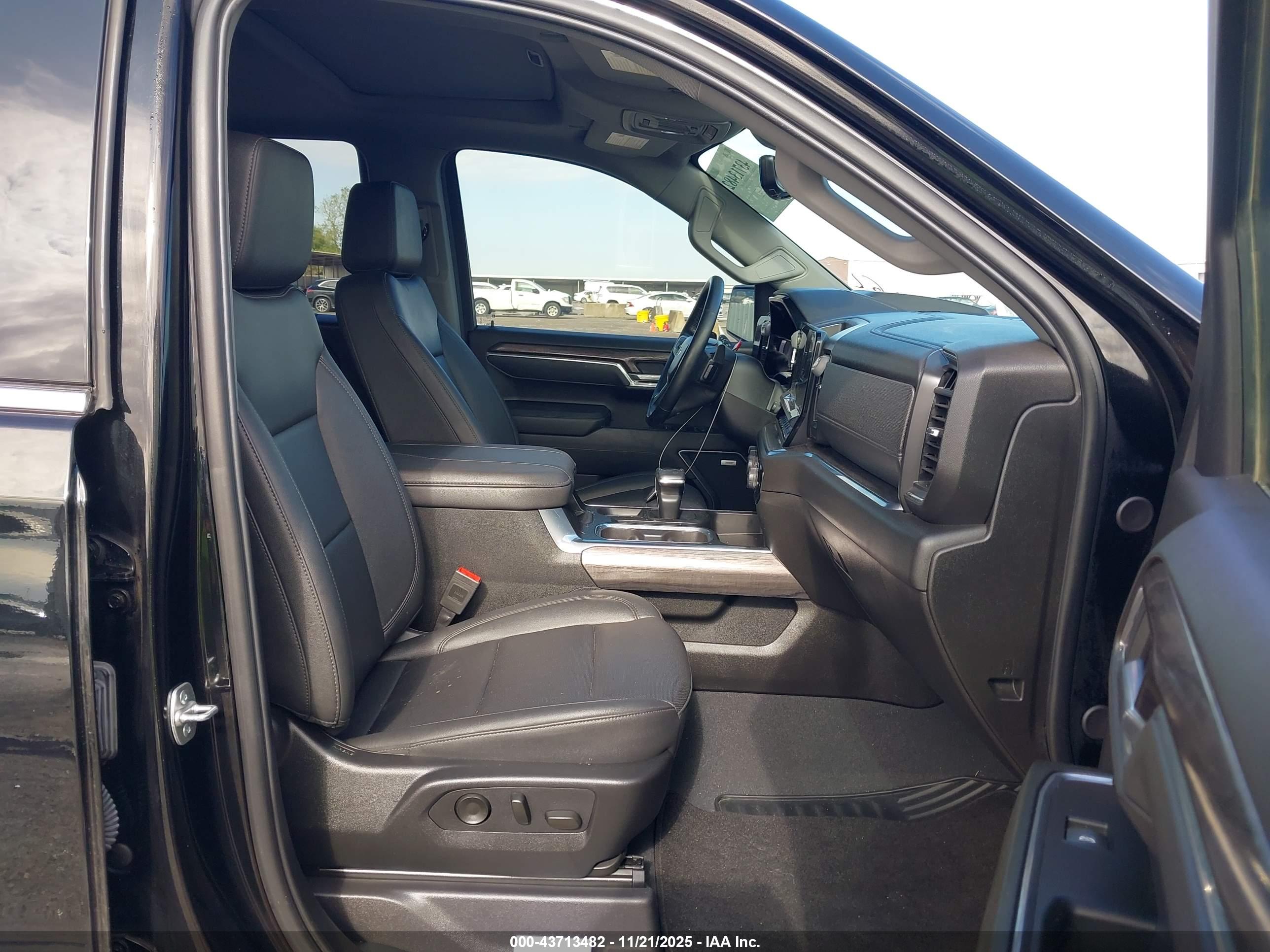 CHEVROLET SILVERADO image 5