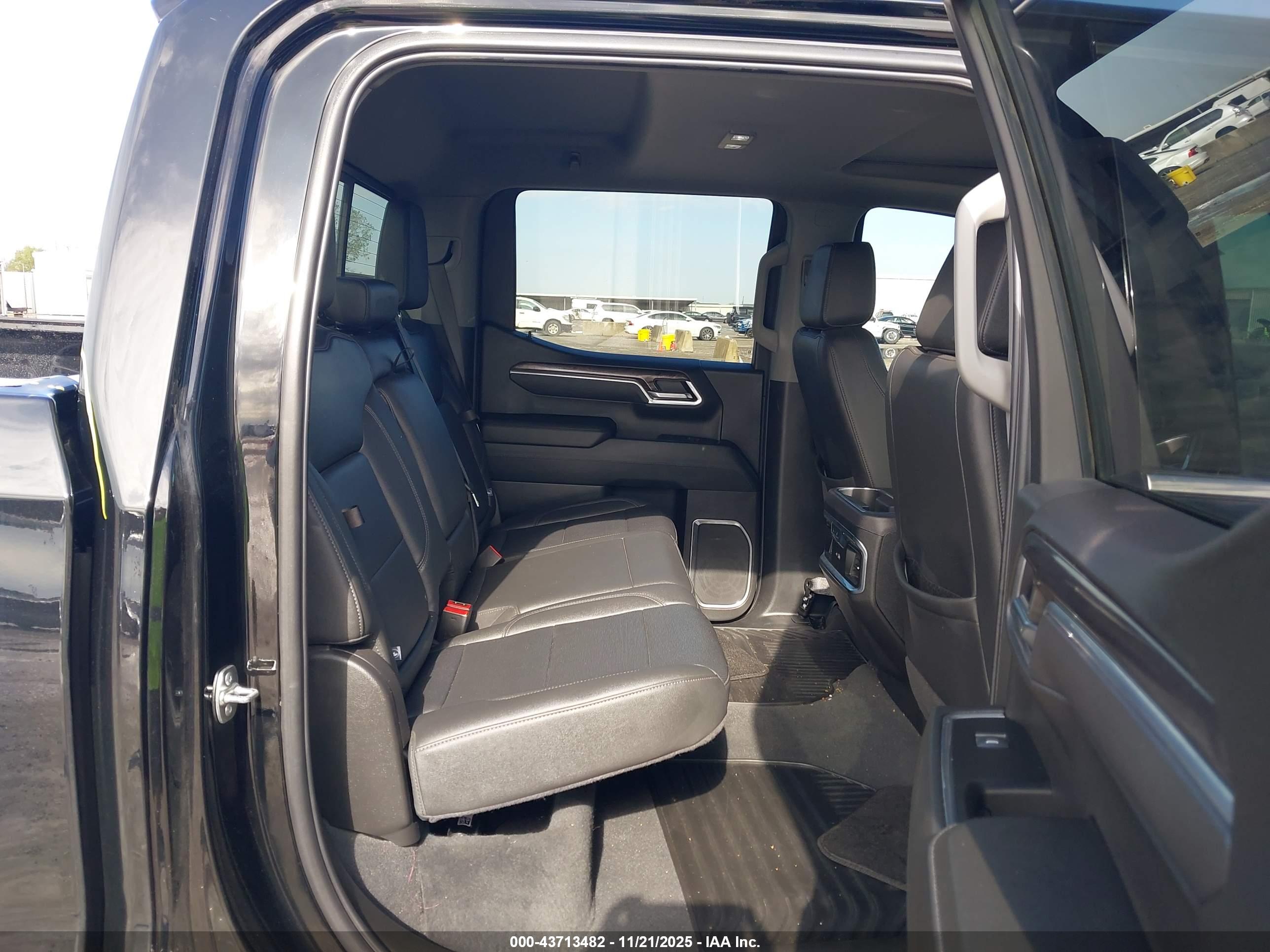 CHEVROLET SILVERADO image 8