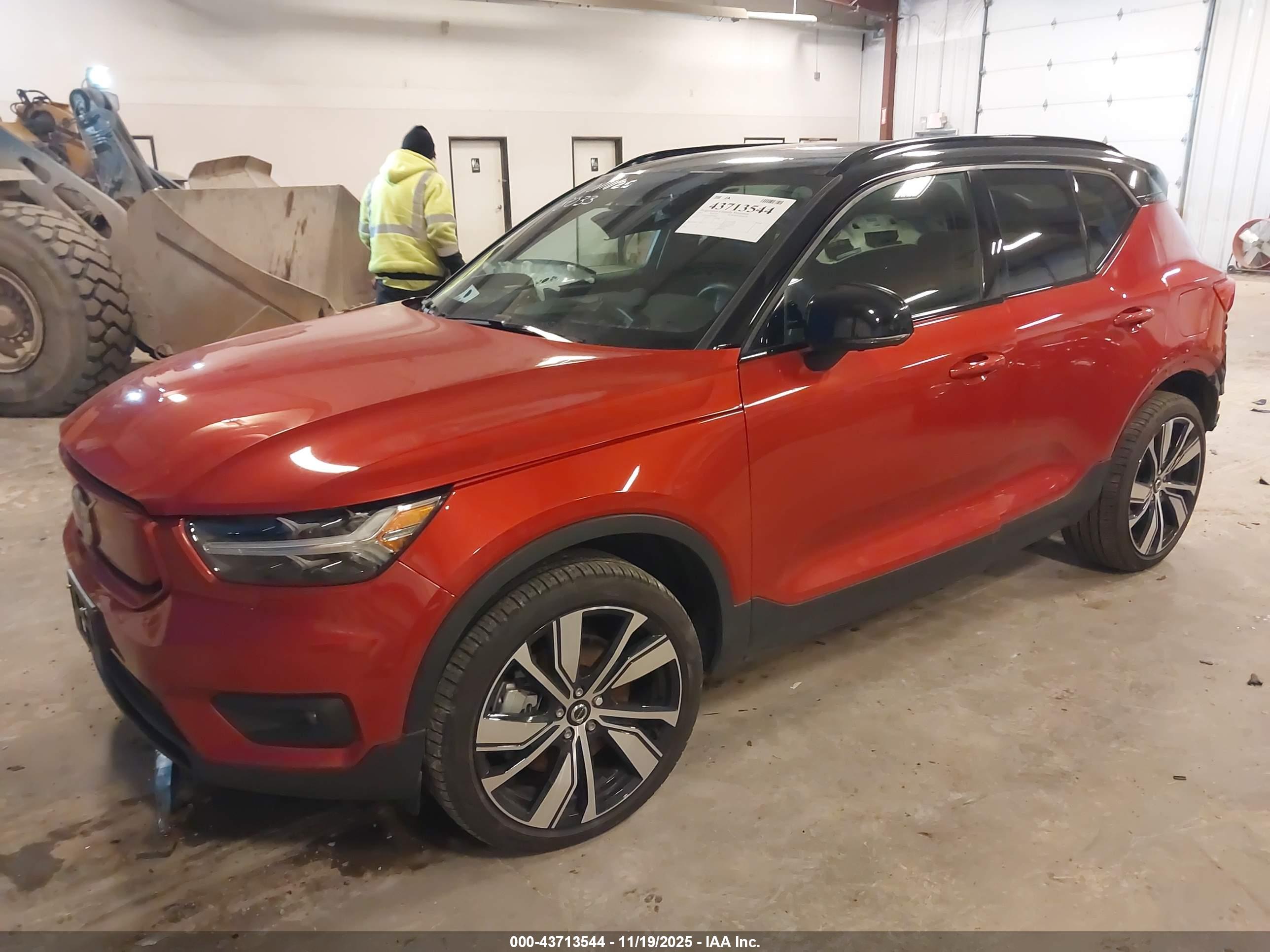 VOLVO XC40 image 2