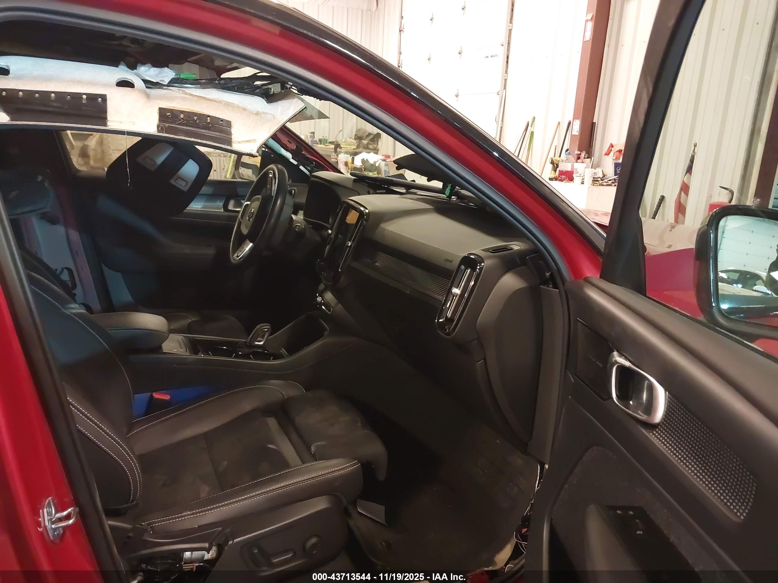 VOLVO XC40 image 5