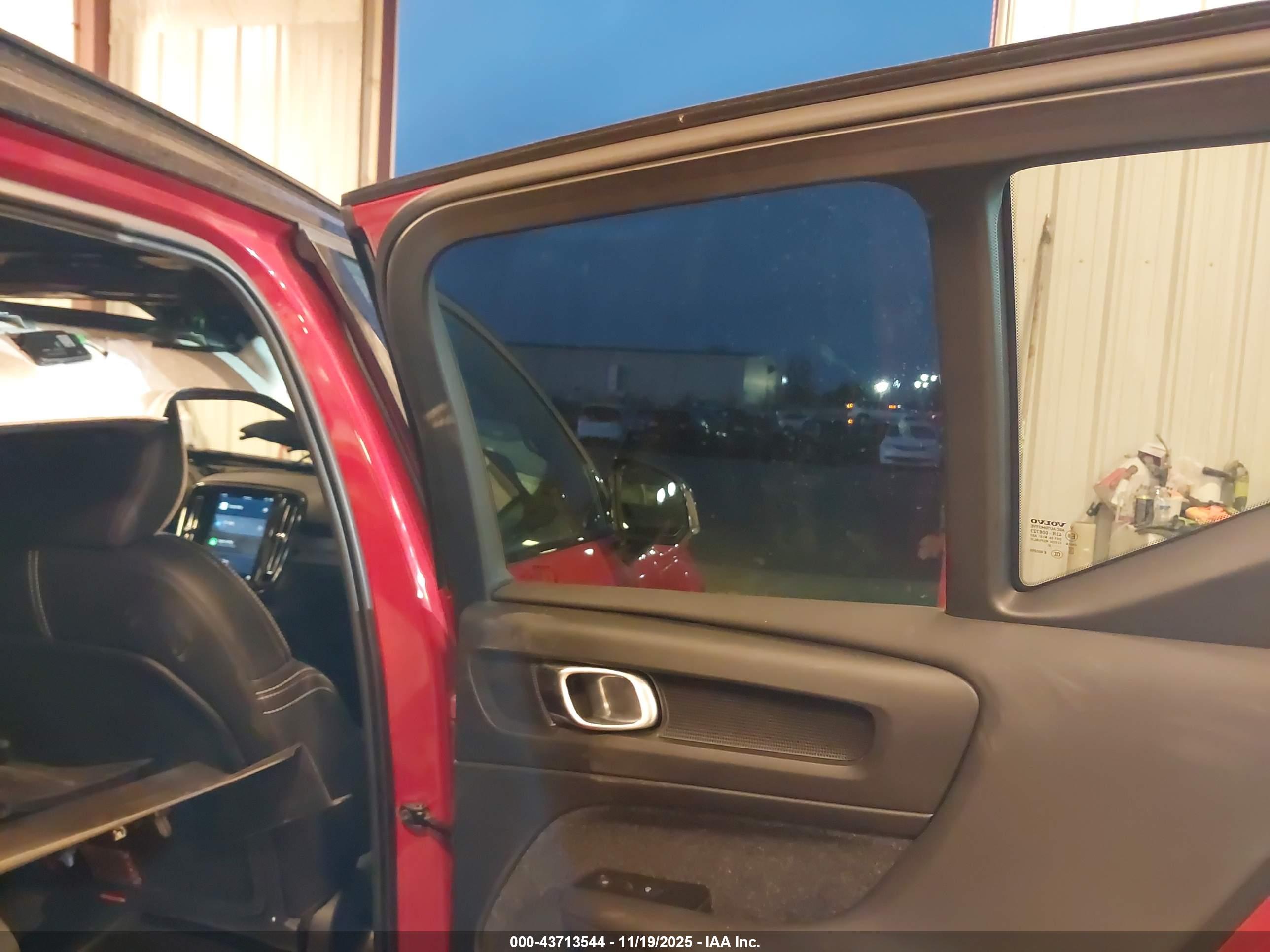 VOLVO XC40 image 8