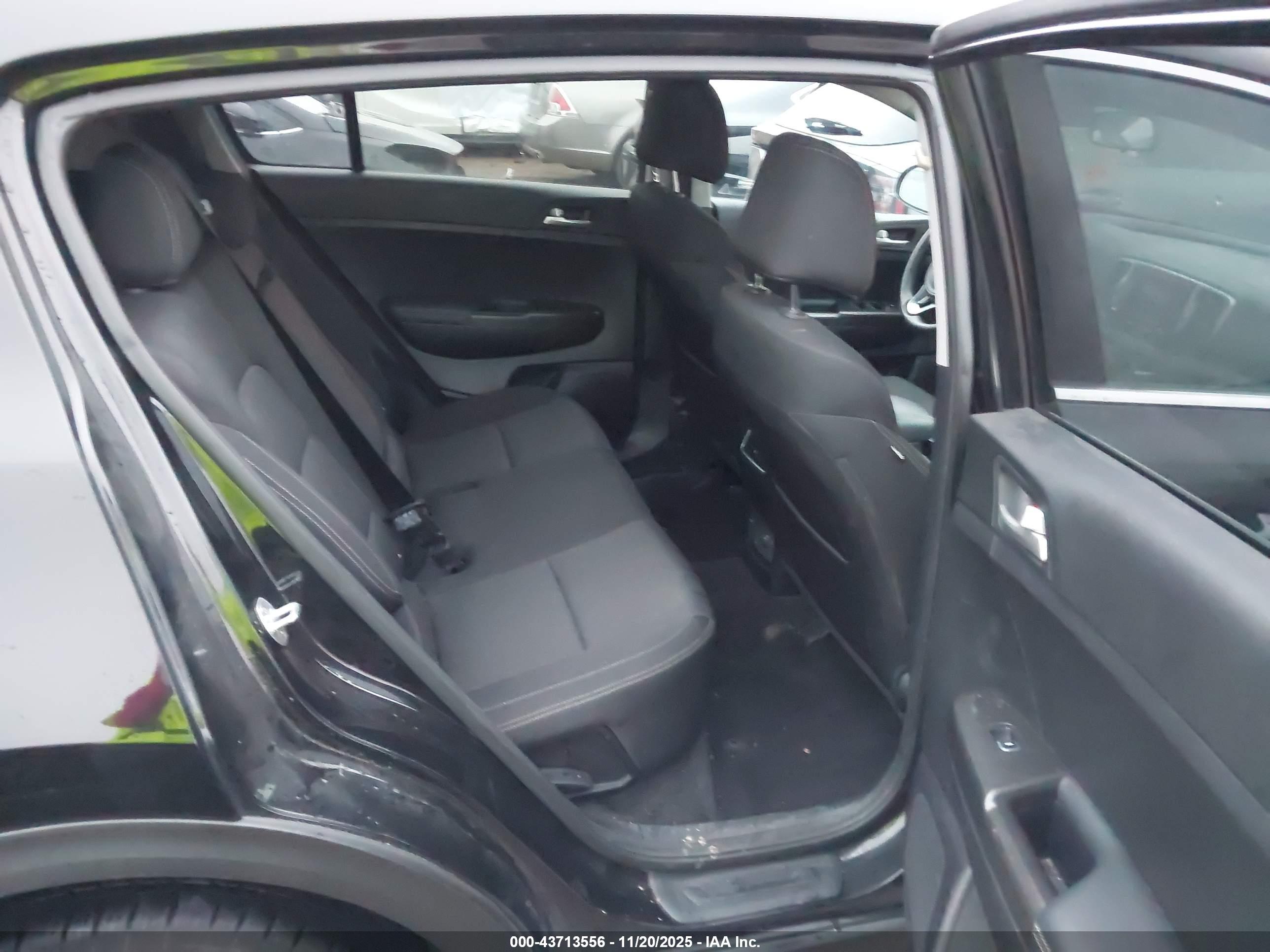 KIA SPORTAGE image 8