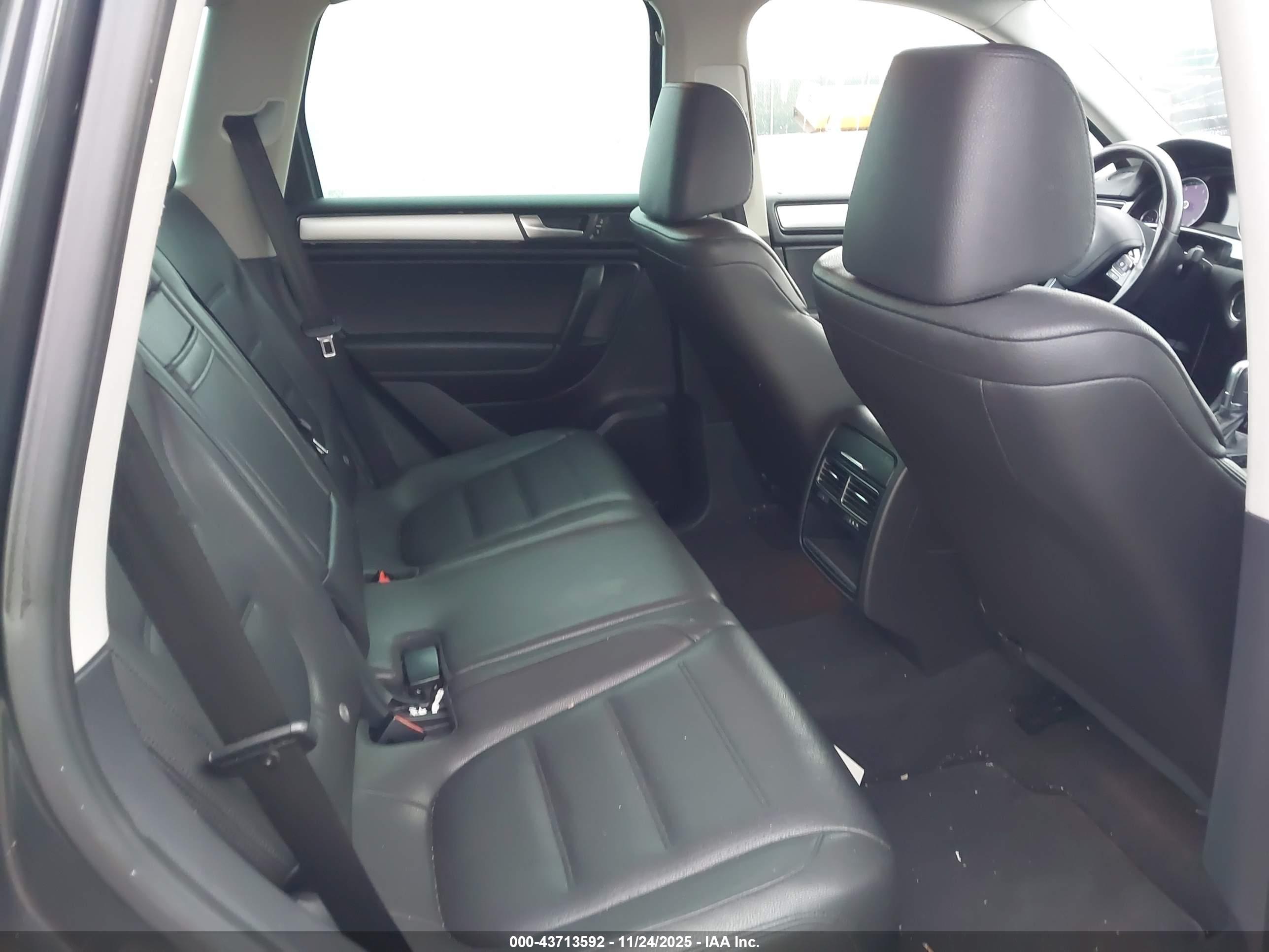 VOLKSWAGEN TOUAREG image 8