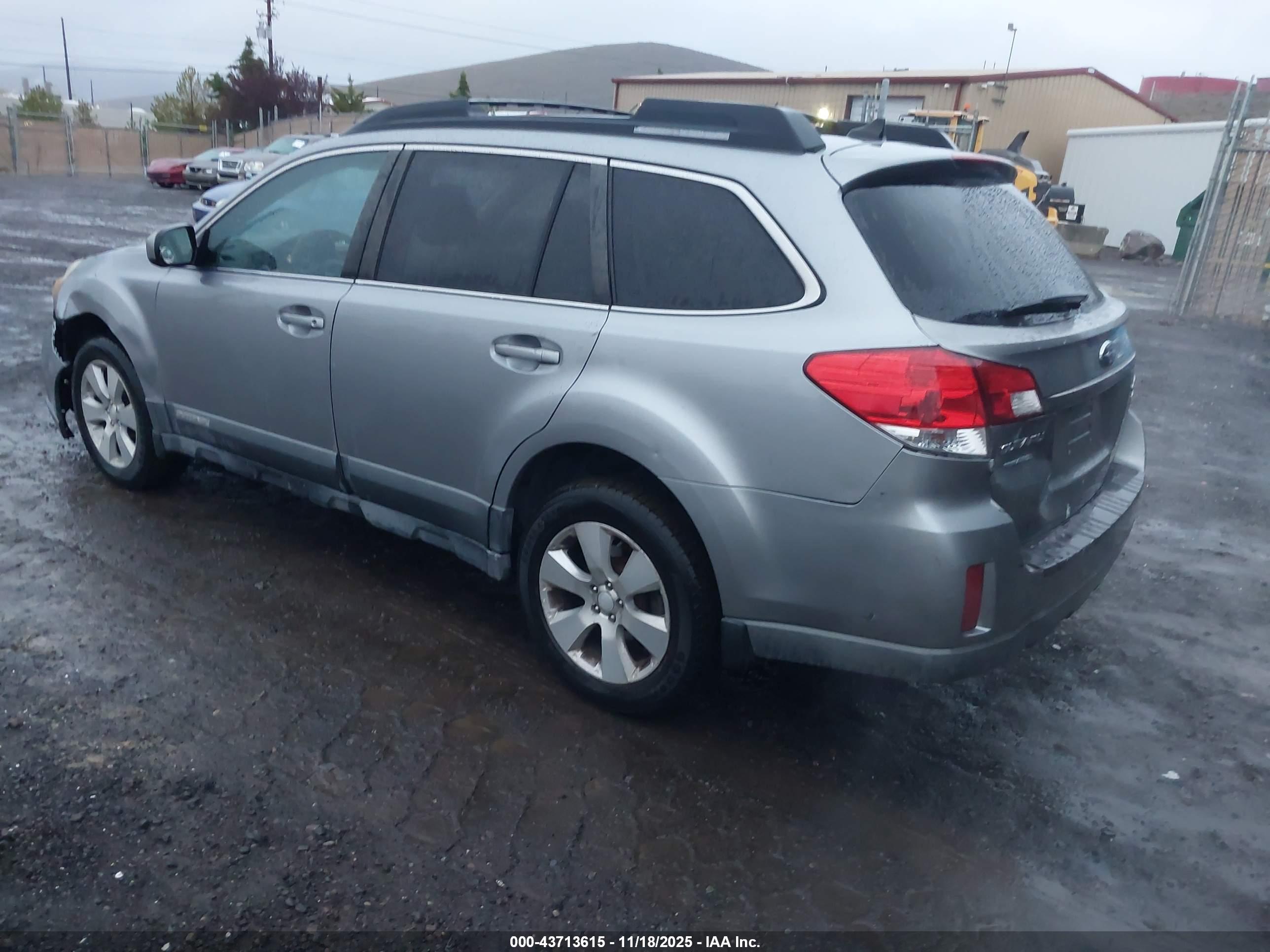 SUBARU OUTBACK image 3