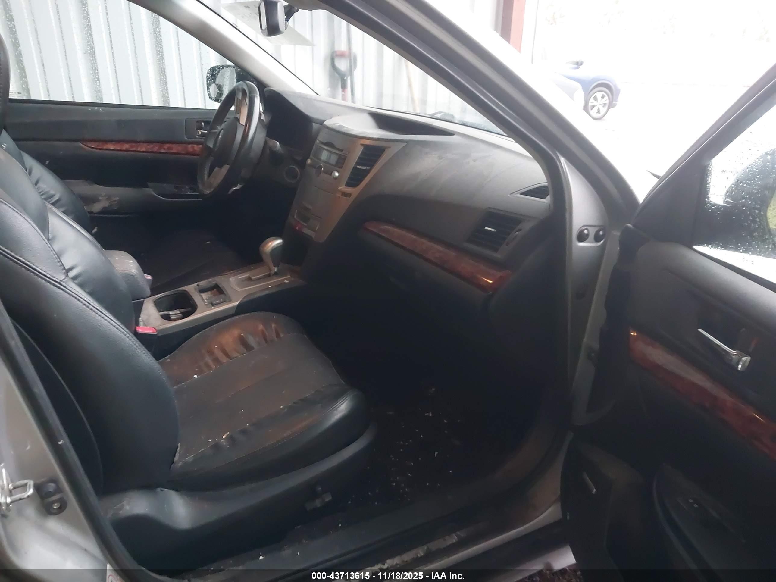 SUBARU OUTBACK image 5