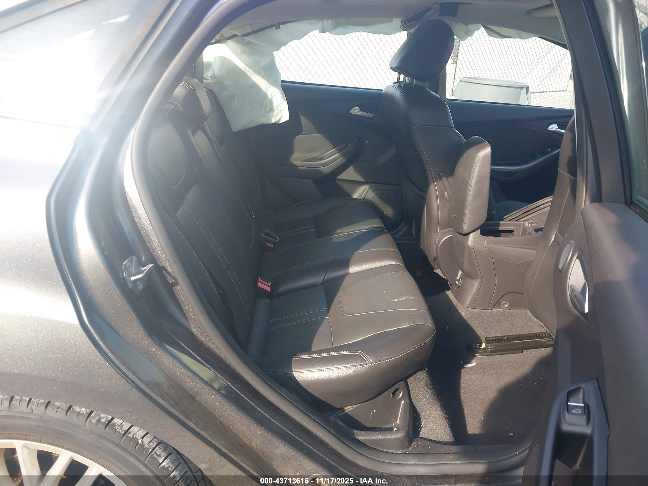 FORD FOCUS image 8