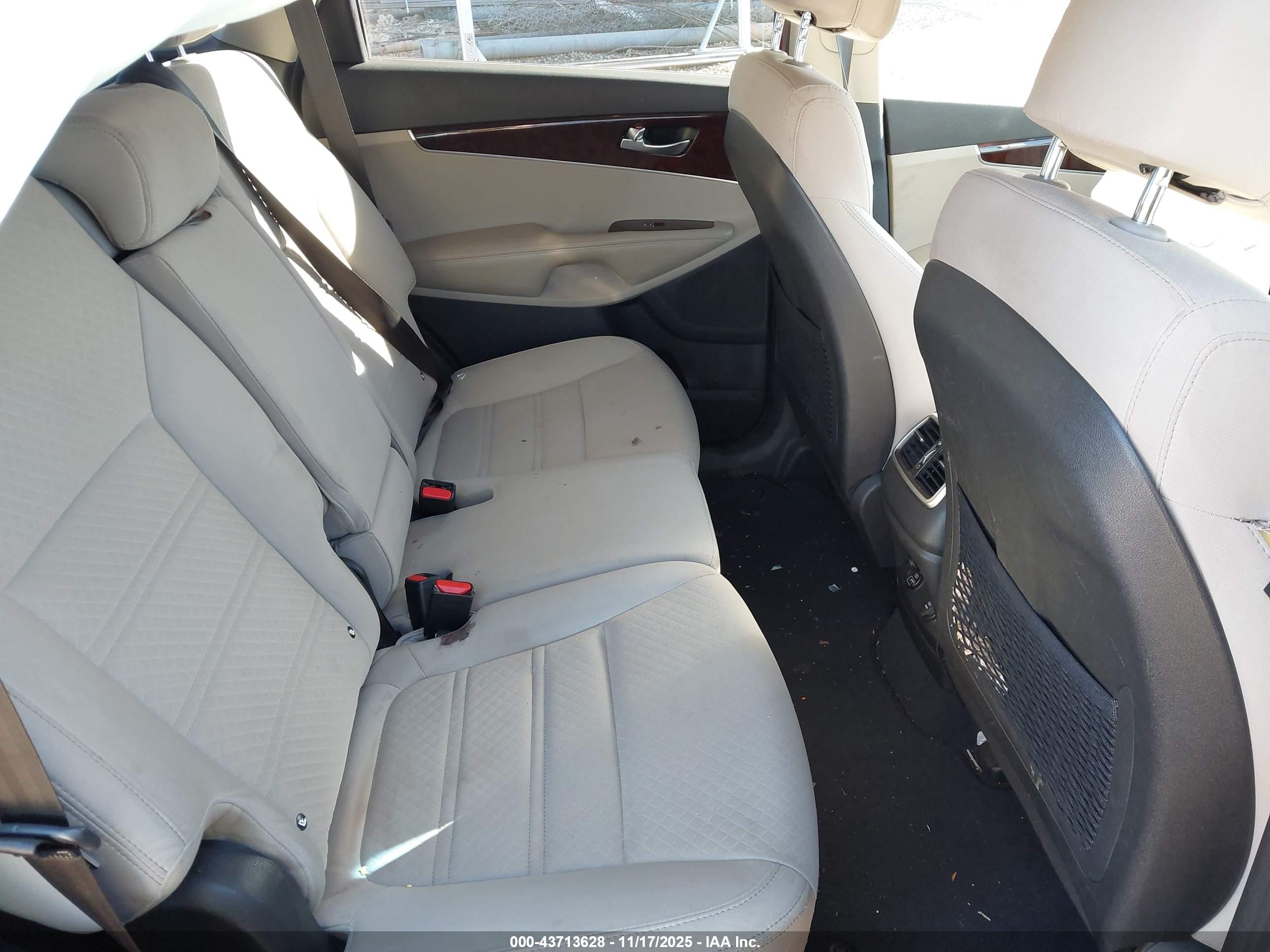 KIA SORENTO image 8