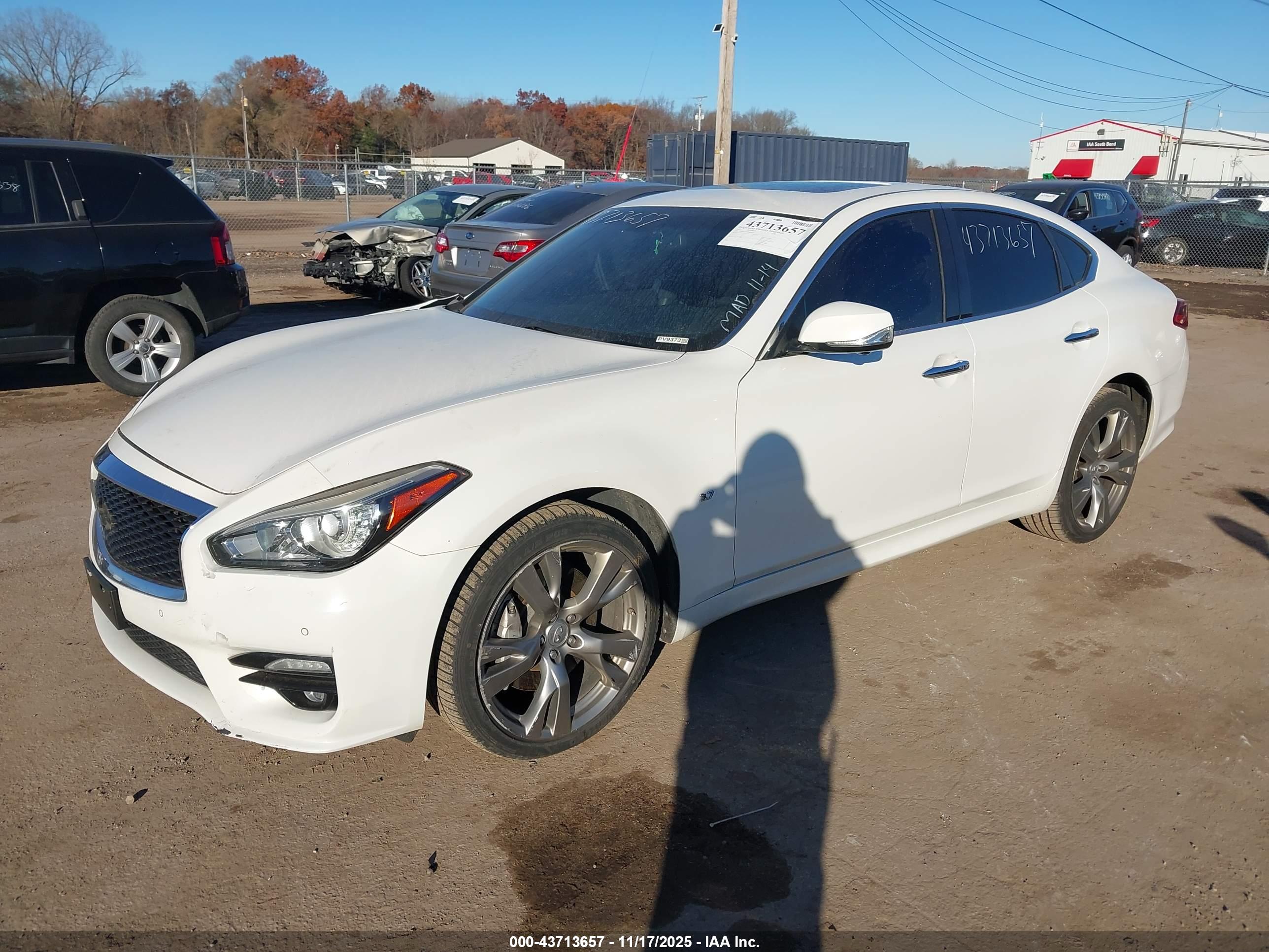 INFINITI Q70 image 2