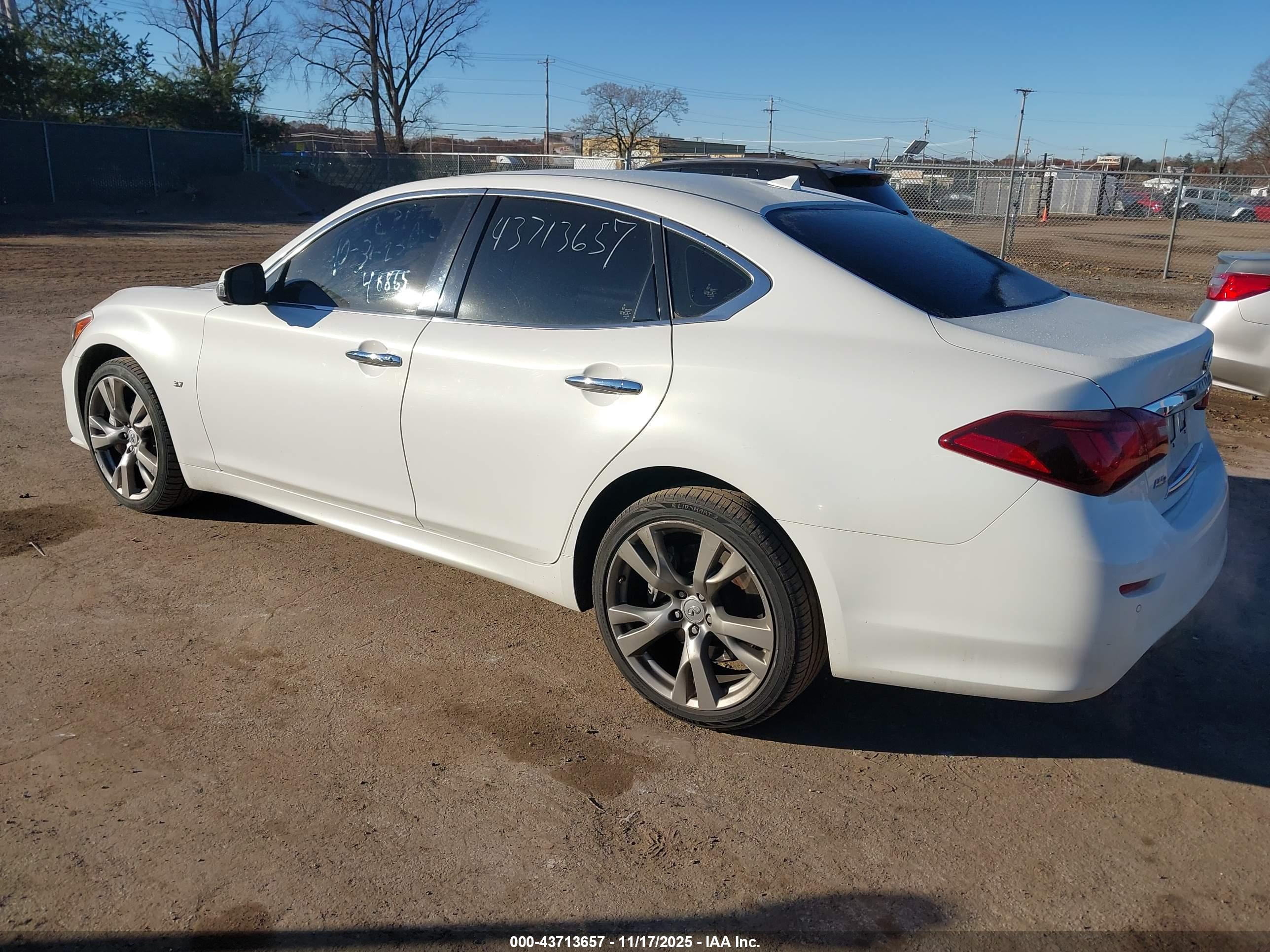 INFINITI Q70 image 3