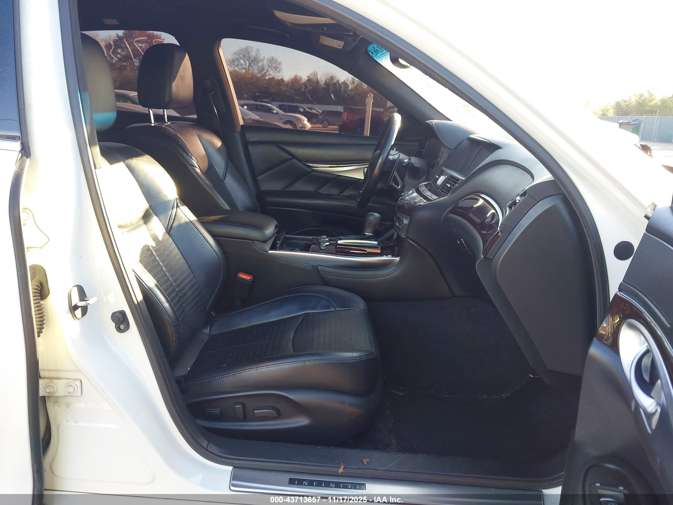 INFINITI Q70 image 5