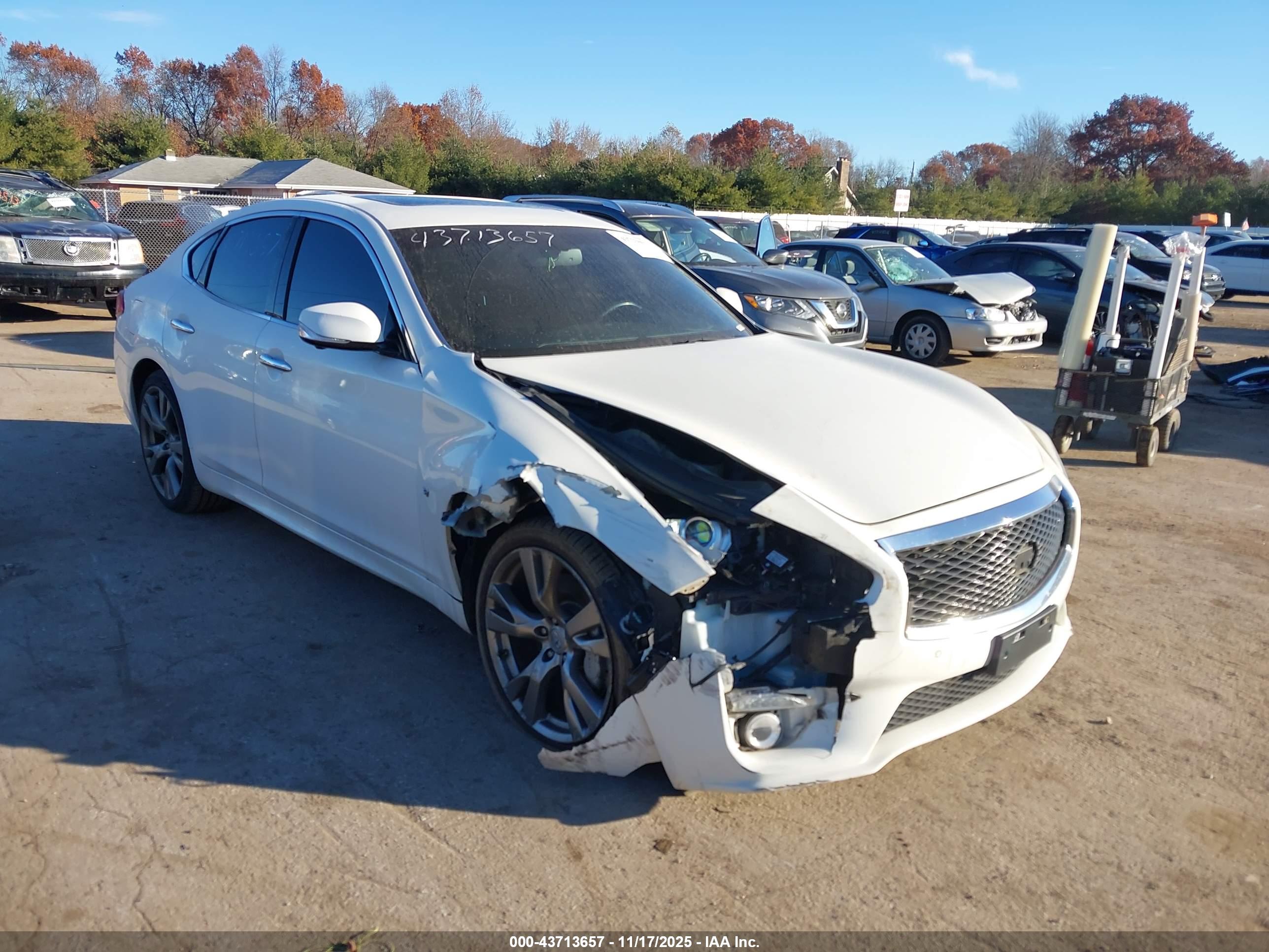 INFINITI Q70 image 6