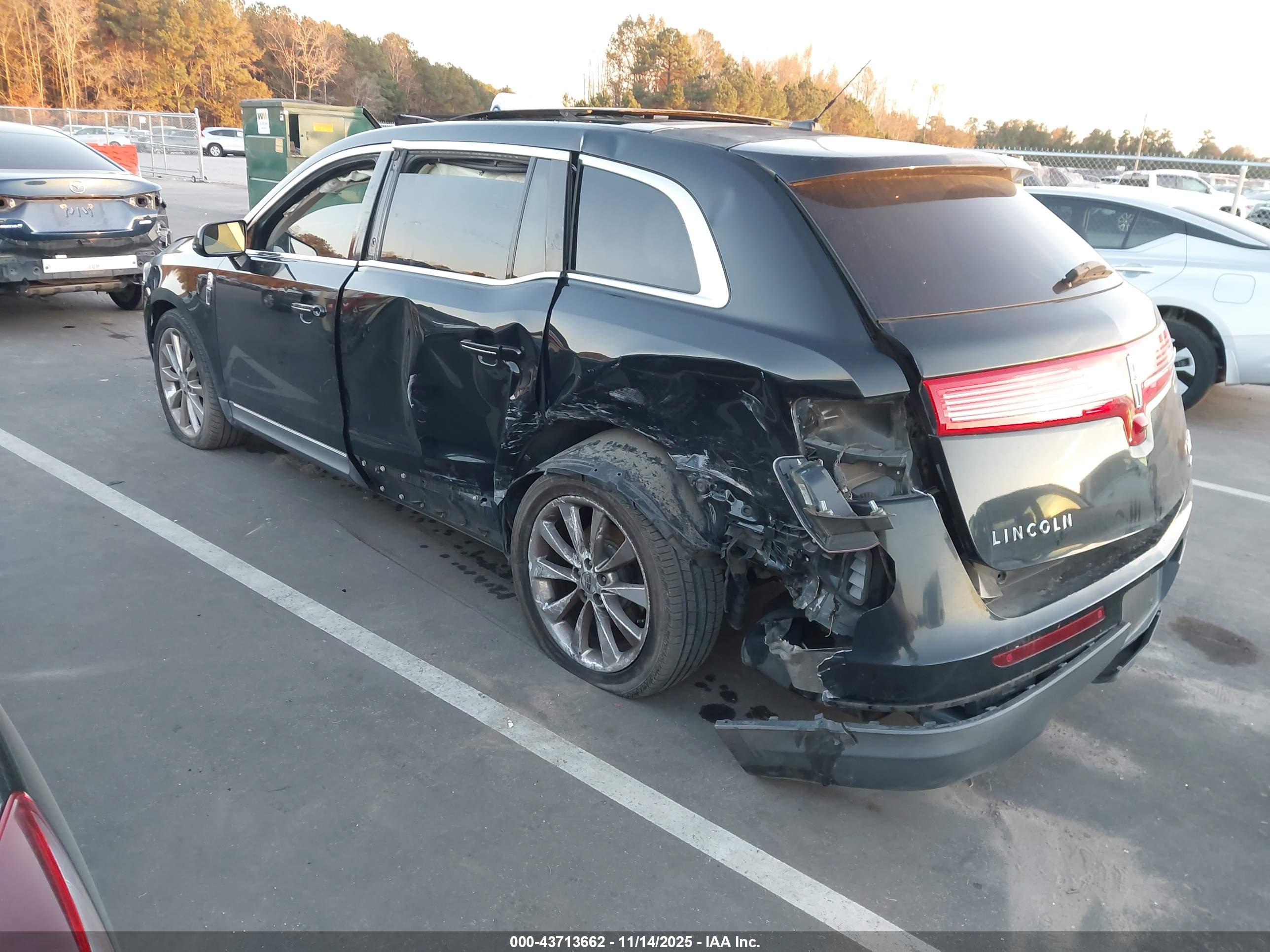 LINCOLN MKT image 3