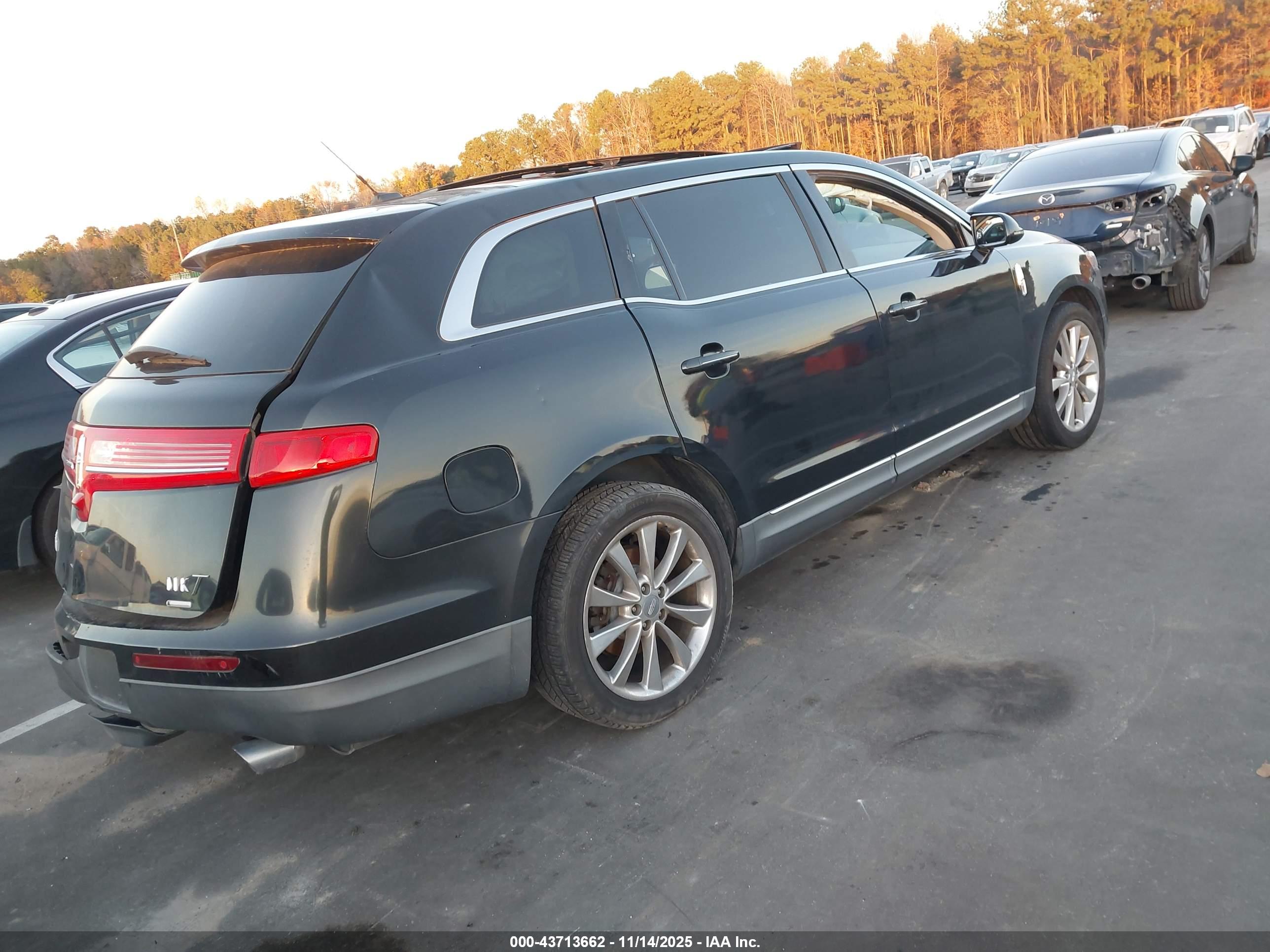 LINCOLN MKT image 4