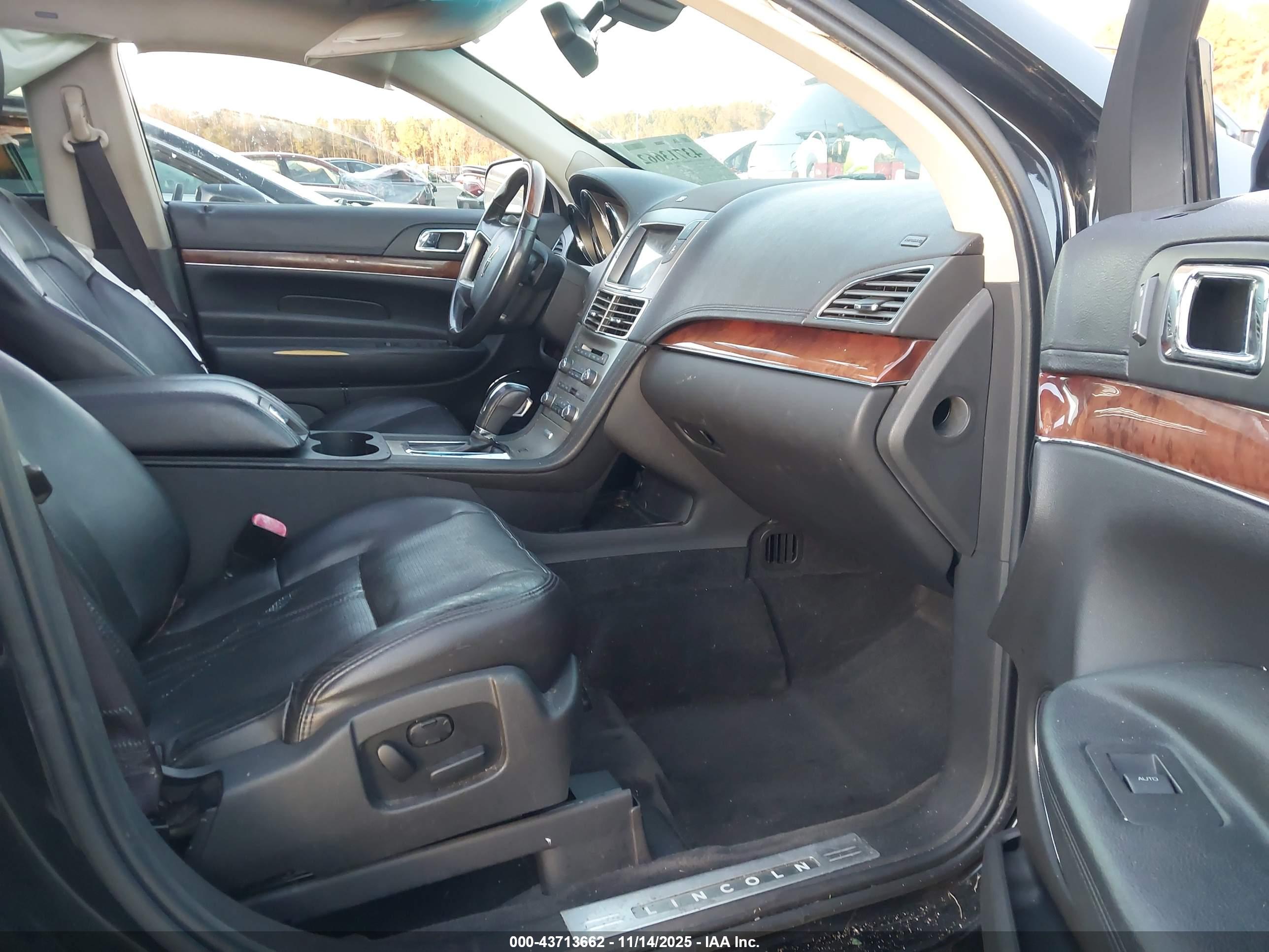 LINCOLN MKT image 5