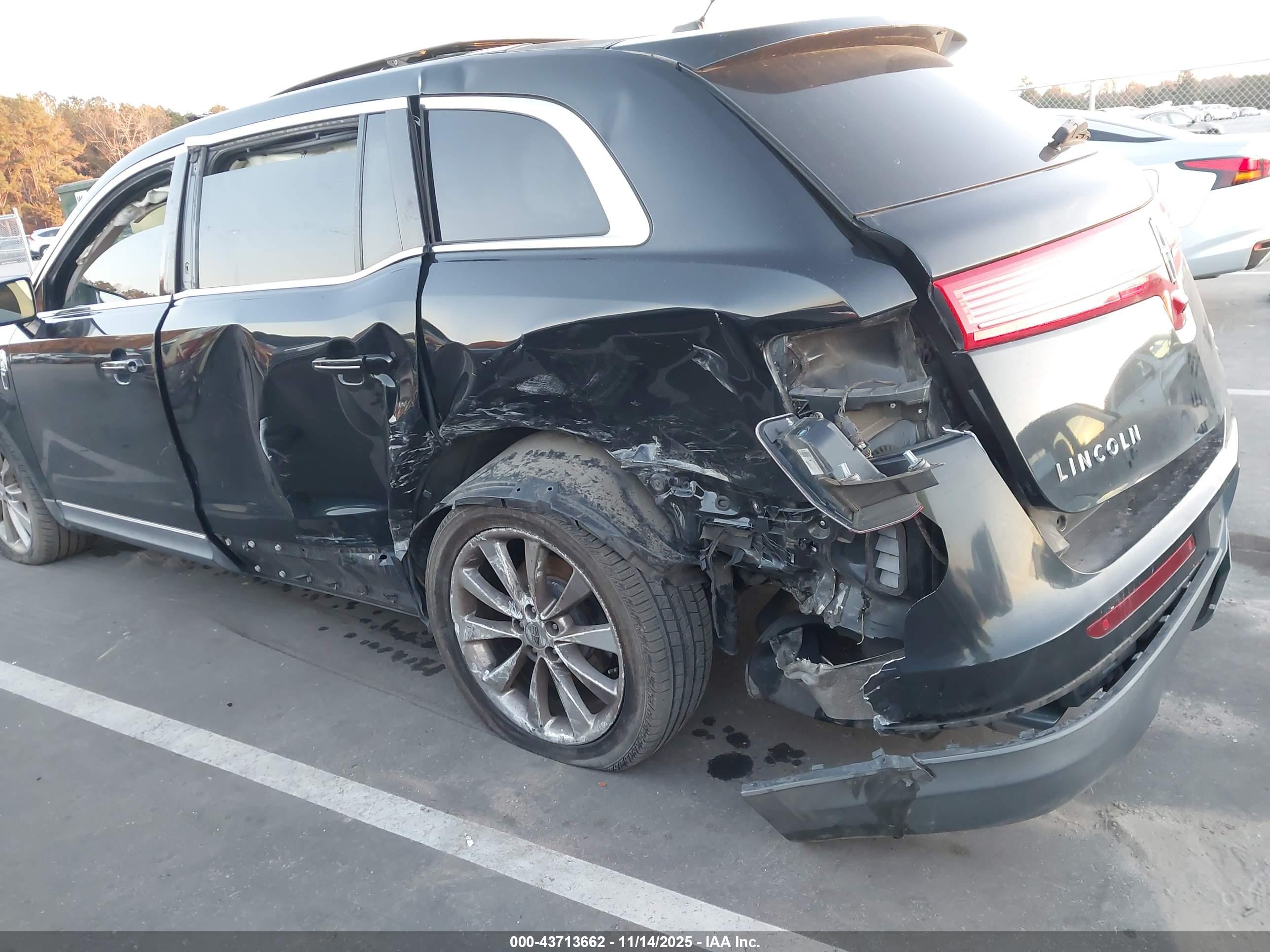 LINCOLN MKT image 6